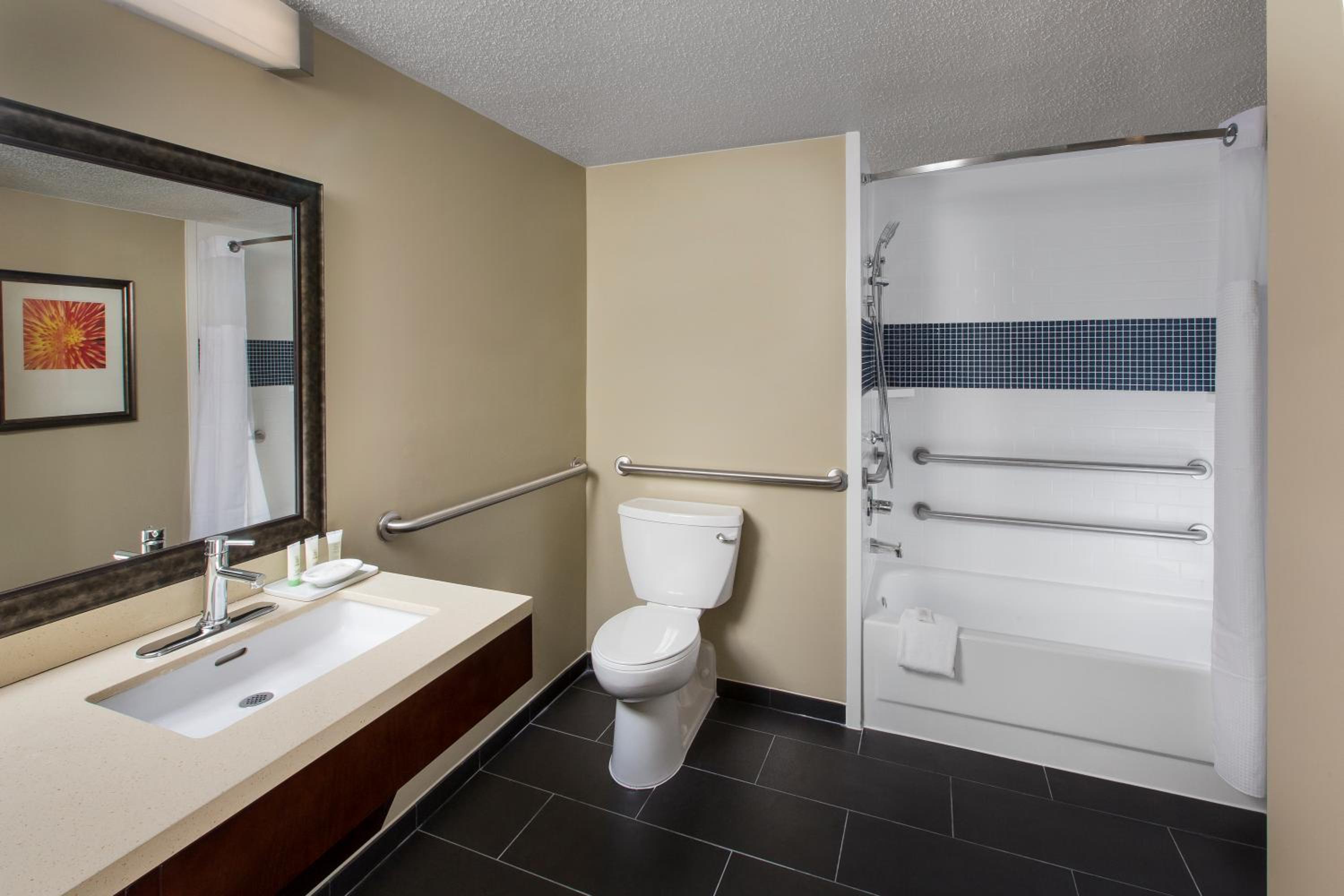 Queen Studio Suite - Disability Access Tran Shower/ Non-Smoking