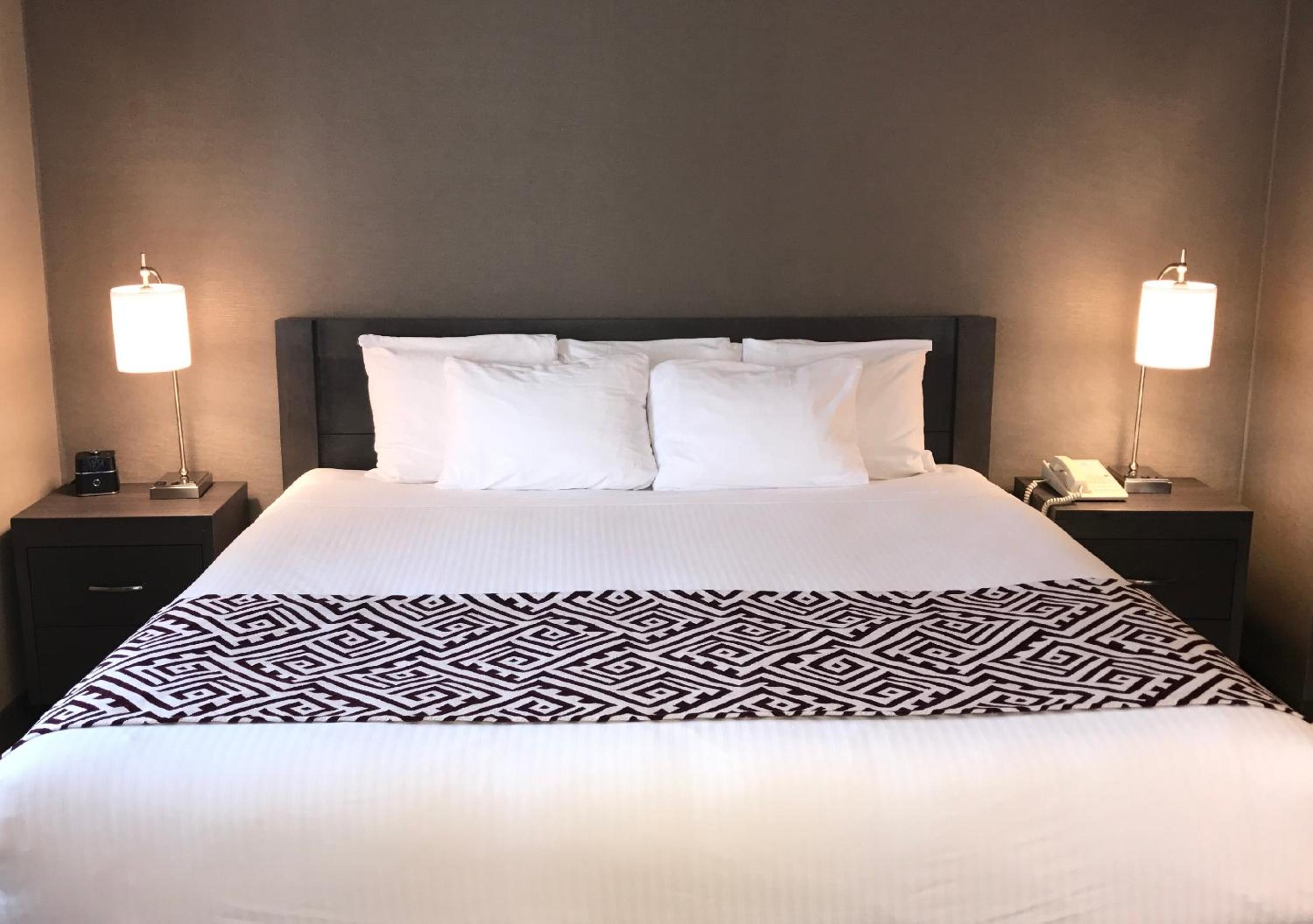 Queen Suite with Fireplace and Spa Bath