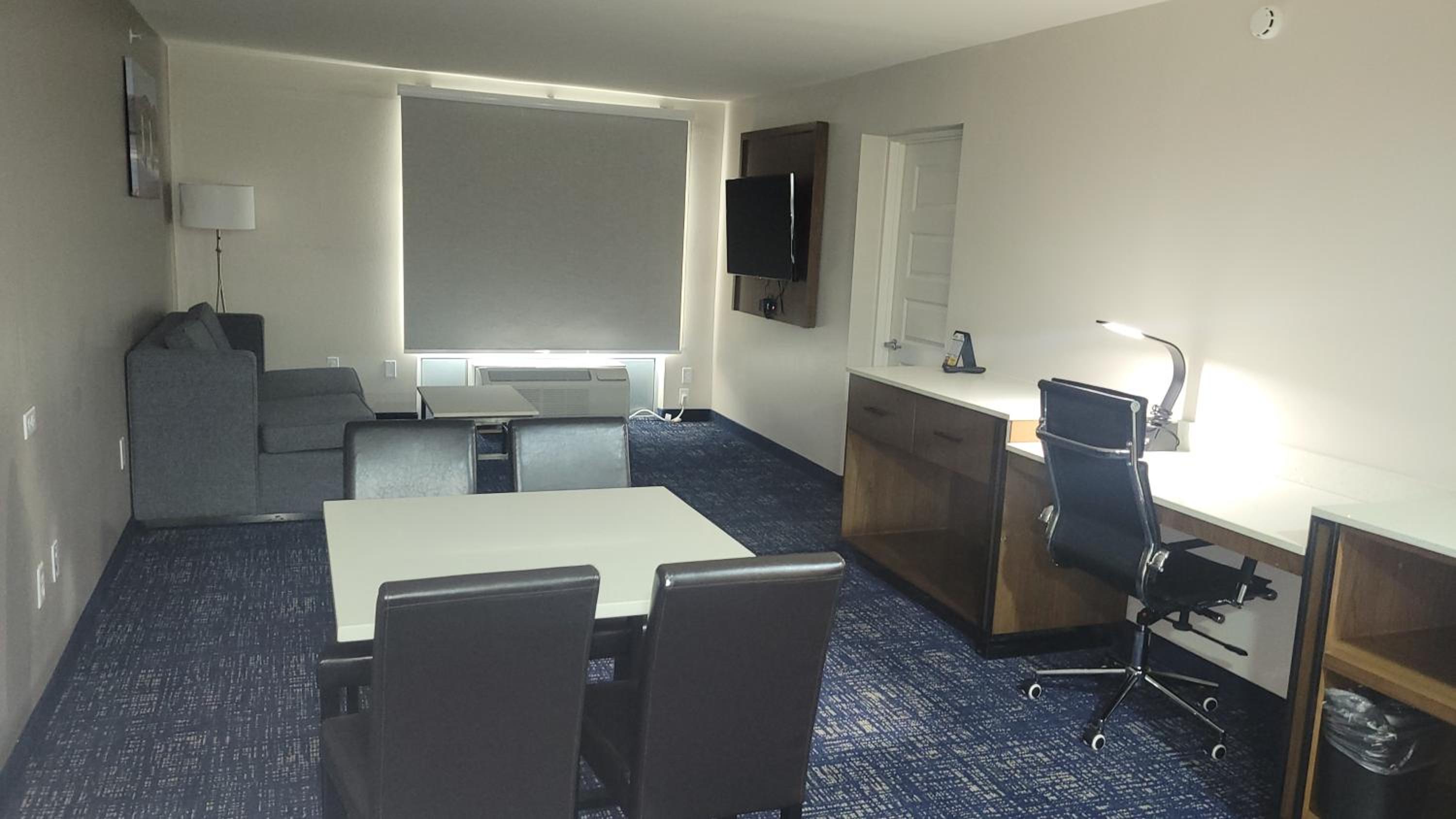 King Suite - Non-Smoking