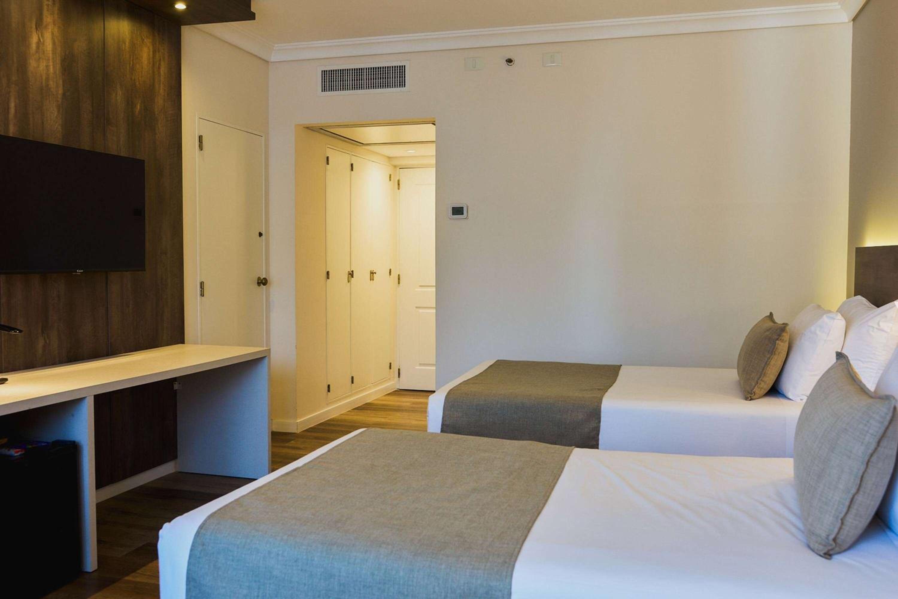 Queen Suite - Non-Smoking