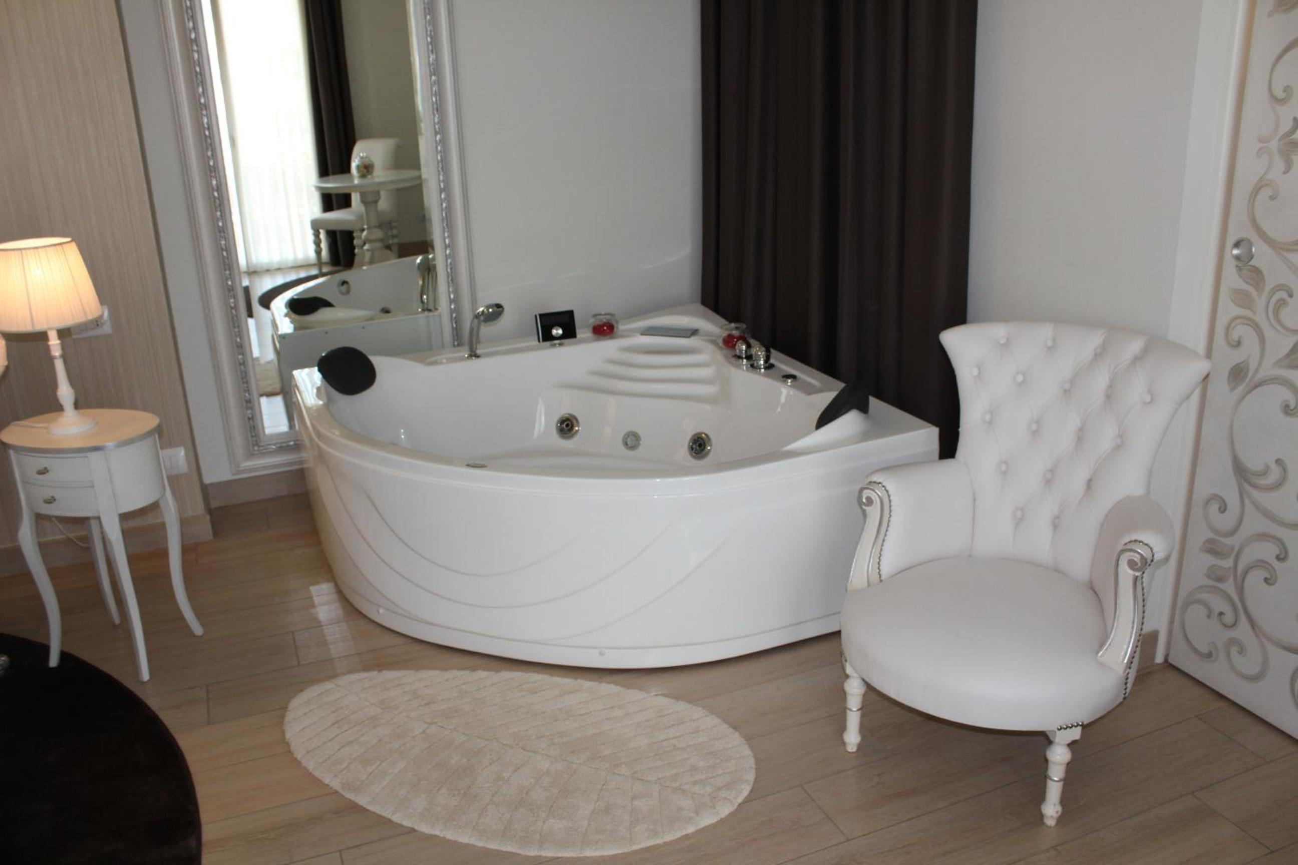 Suite with Hot Tub