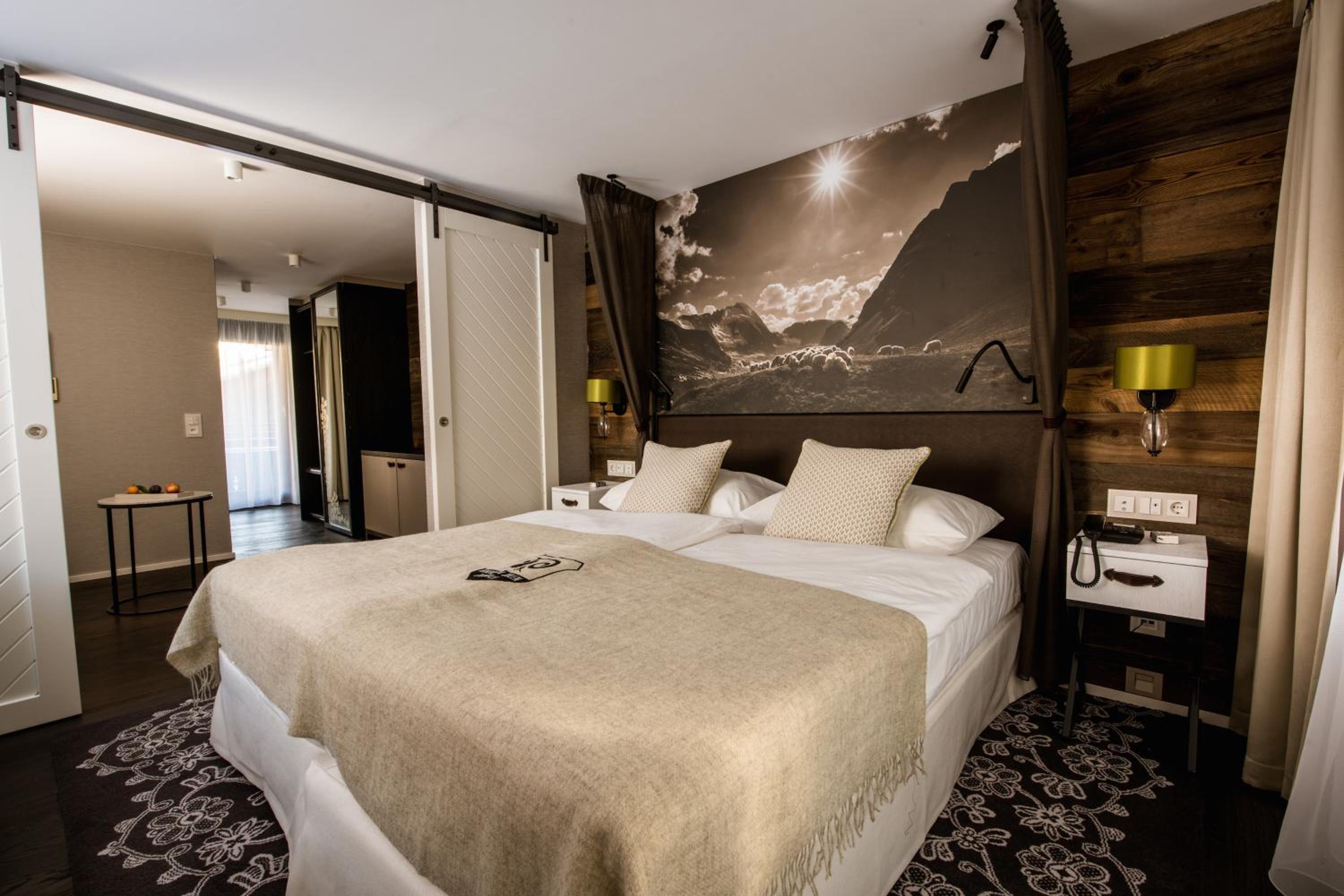 Design Superior Room (3 Adults)