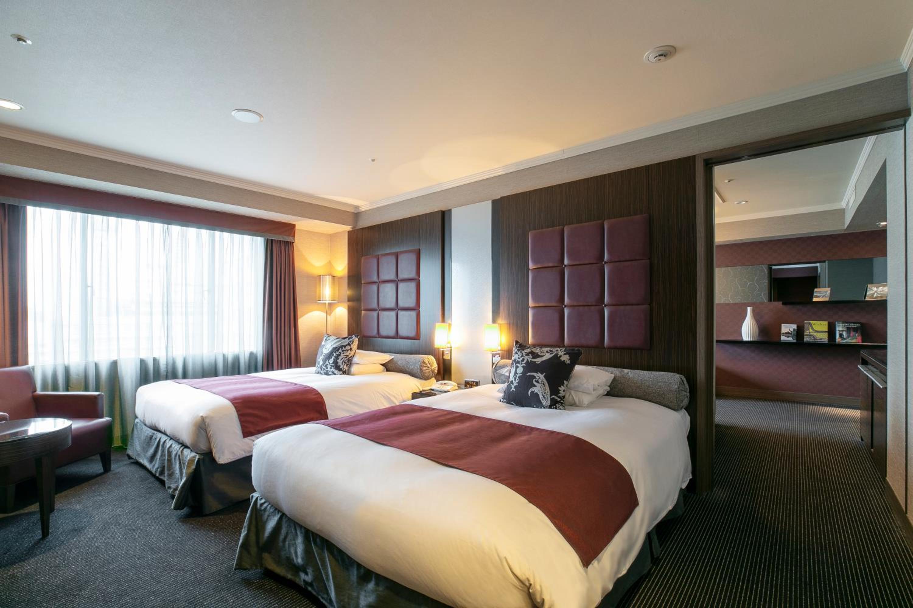 Corner Suite Twin Room - Non-Smoking