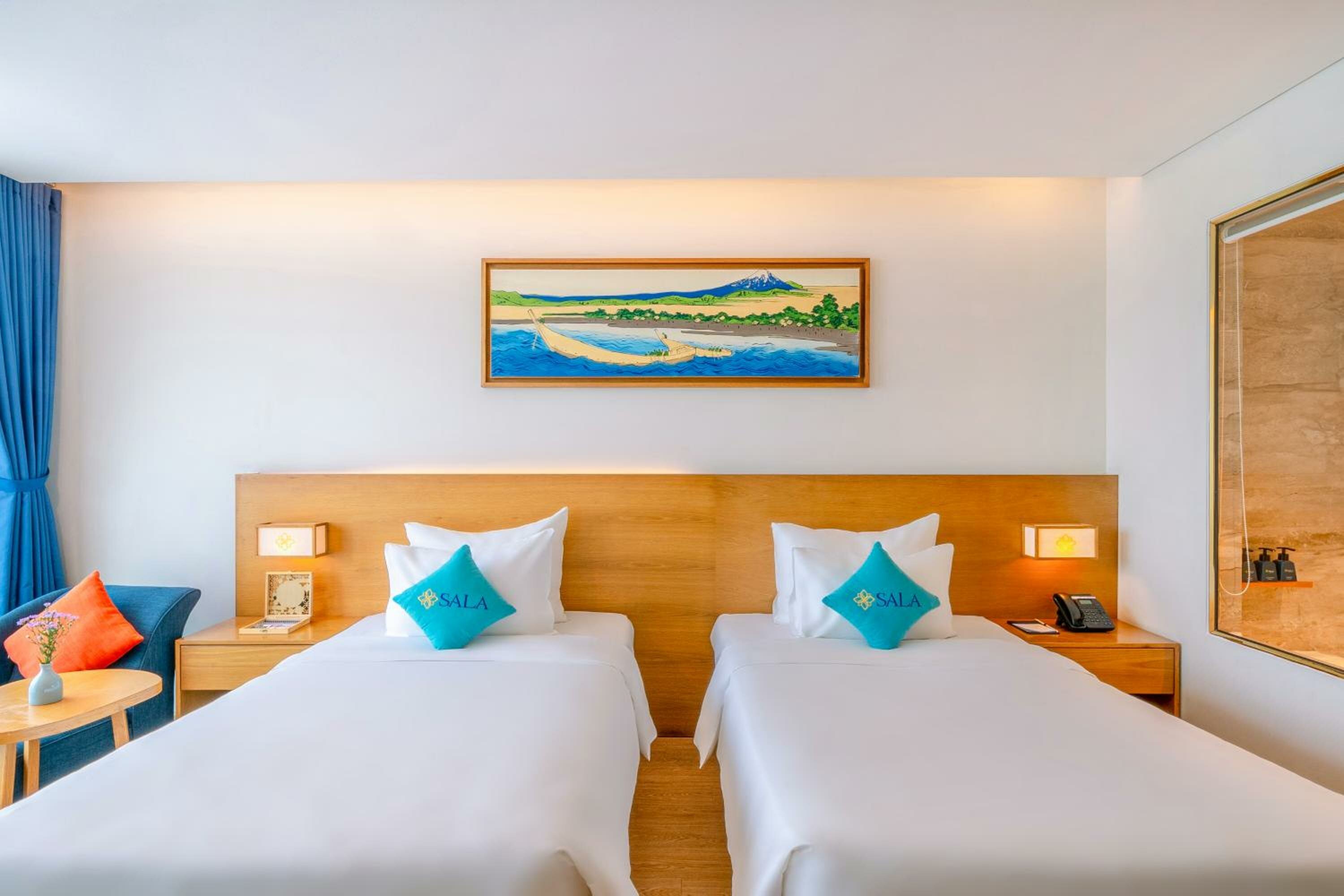 Deluxe Twin Room with Partial Sea View