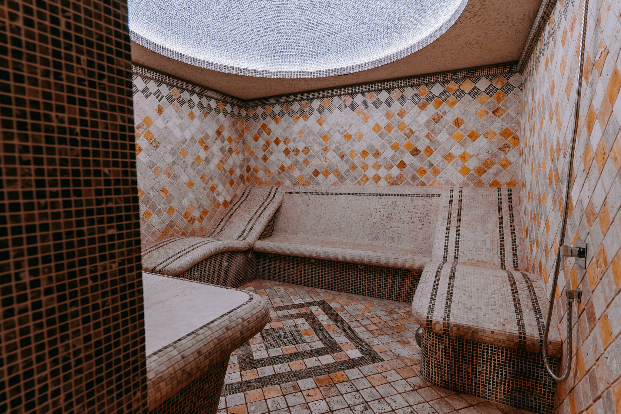 Дом у пруда