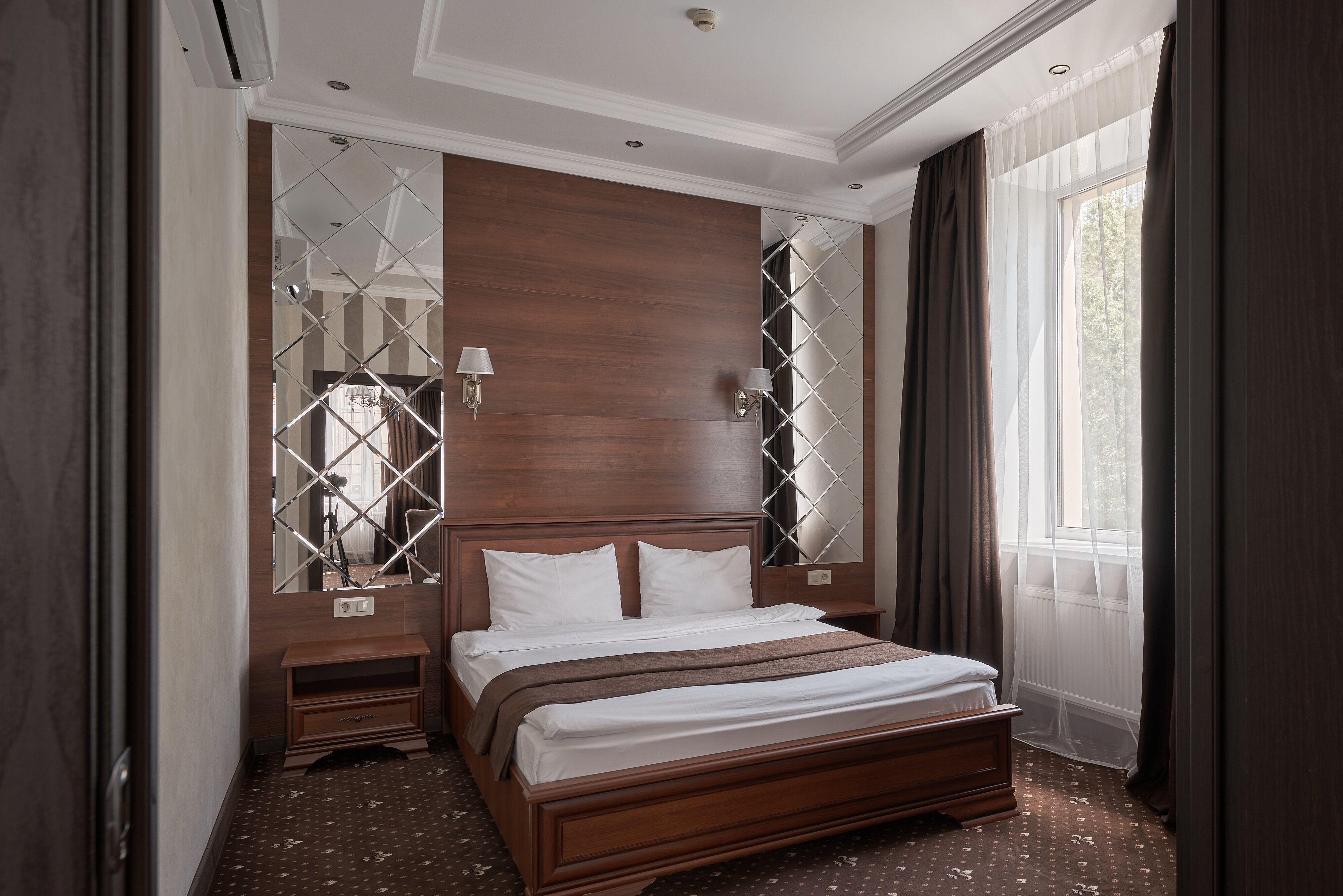 Люкс Комфорт номер повышенной категории с одной двуспальной кроватью