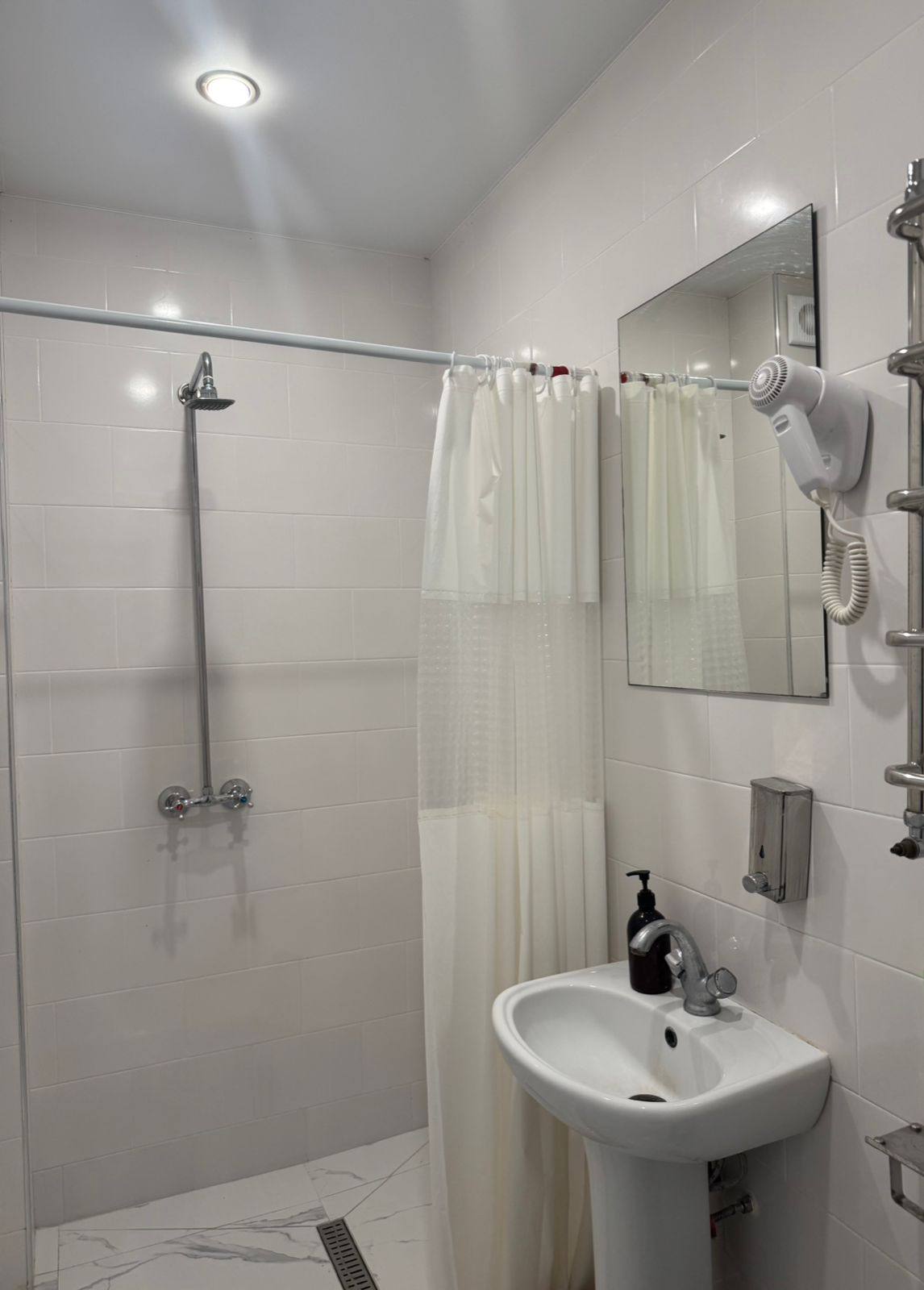 Стандартный двухместный номер с 2 отдельными кроватями и общей ванной комнатой