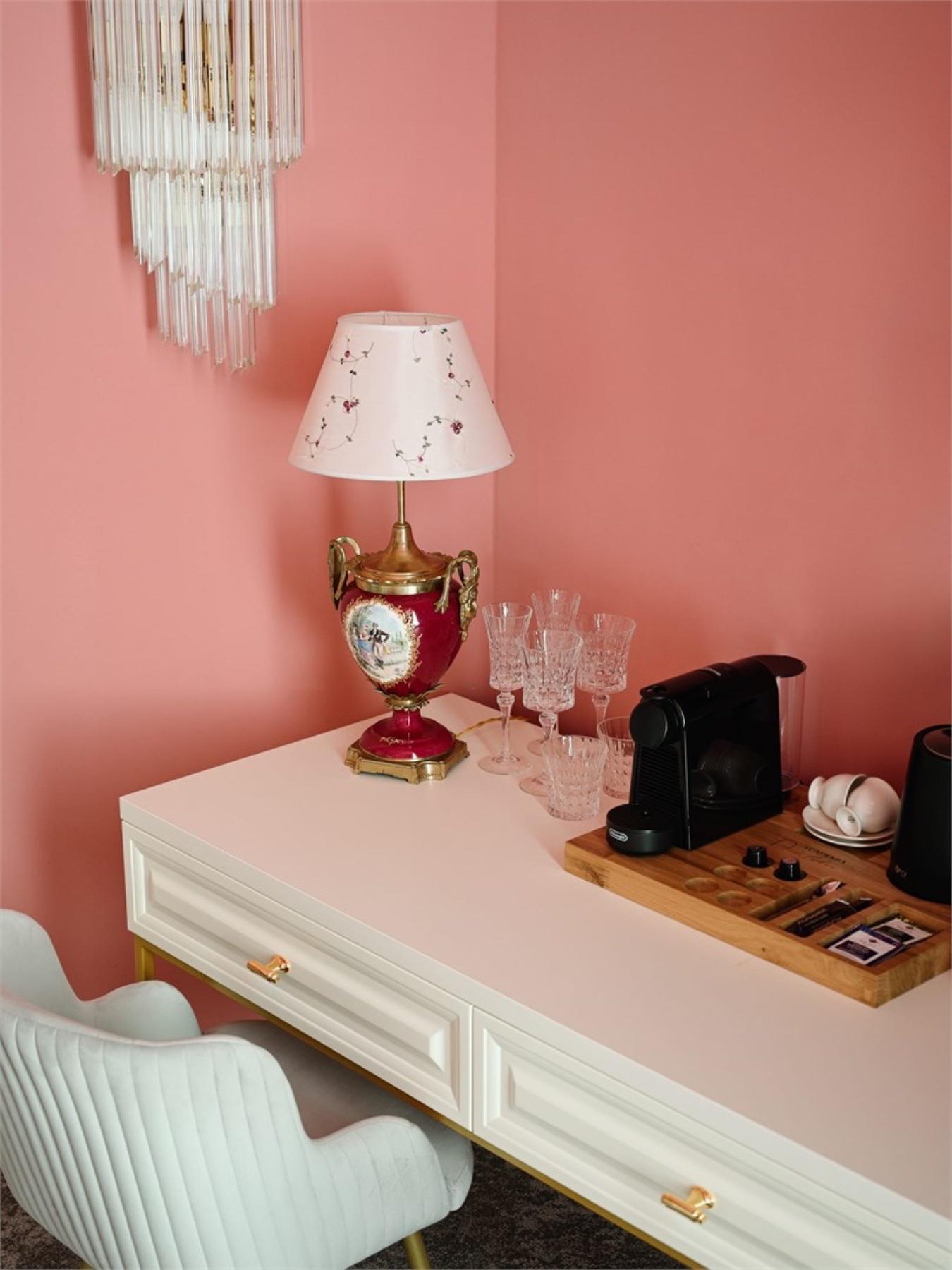 Номер люкс улучшенный с 1 двуспальной кроватью