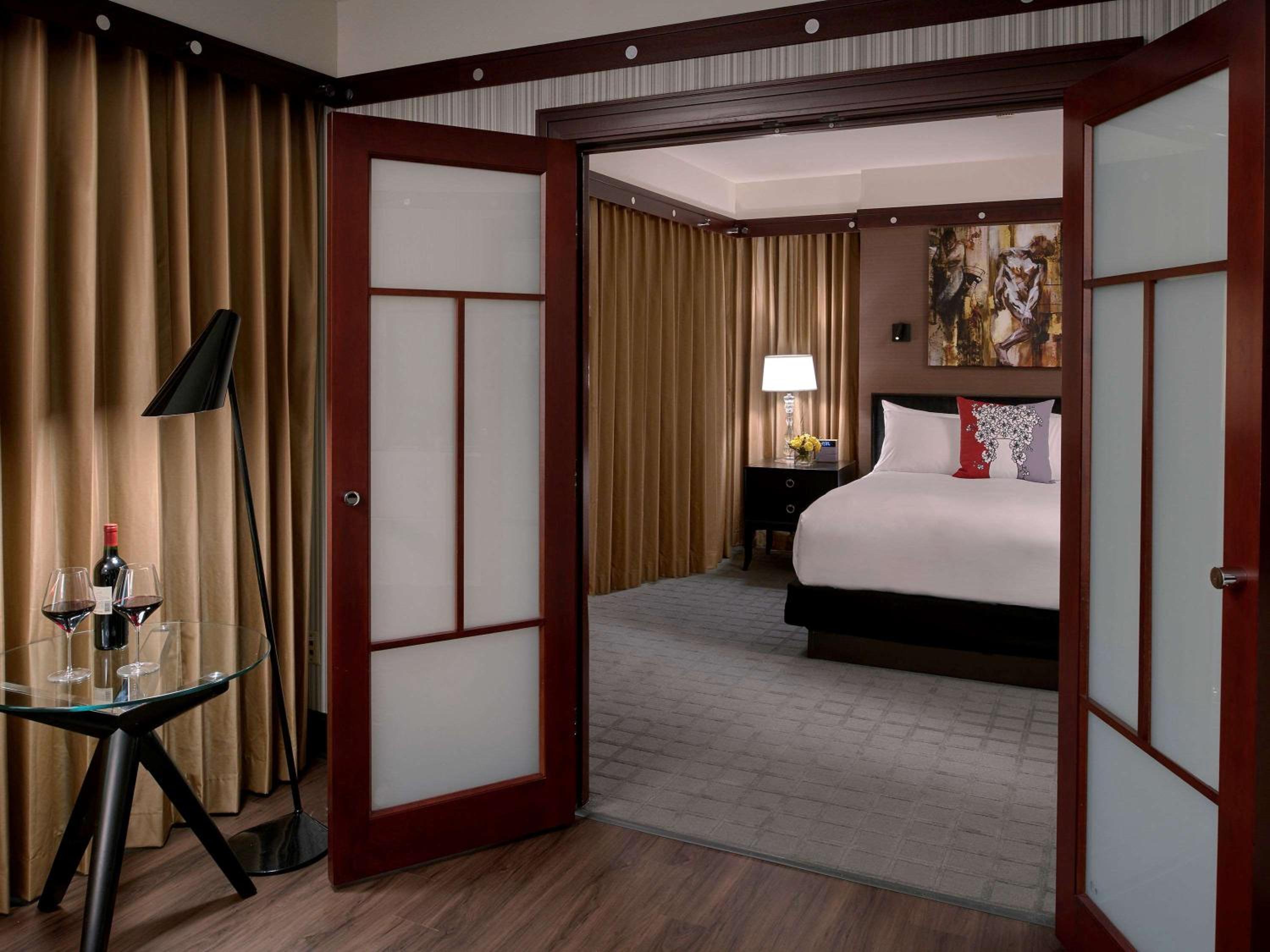Prestige One-Bedroom Corner King Suite with Roll-In Shower and Sofa Bed - Mobility Accessible