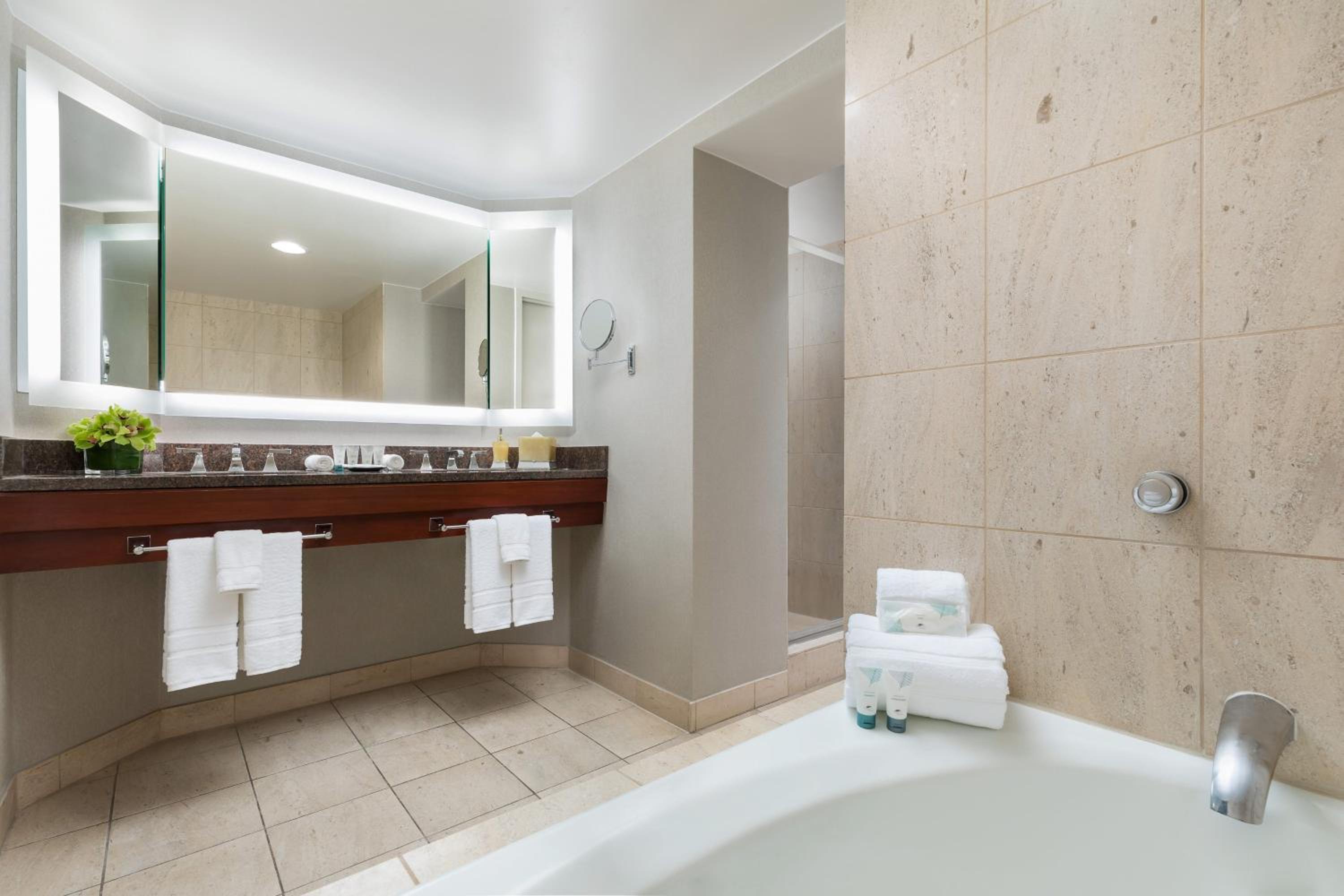 Presidential Suite, 1 King, Partial ocean view, Top floor