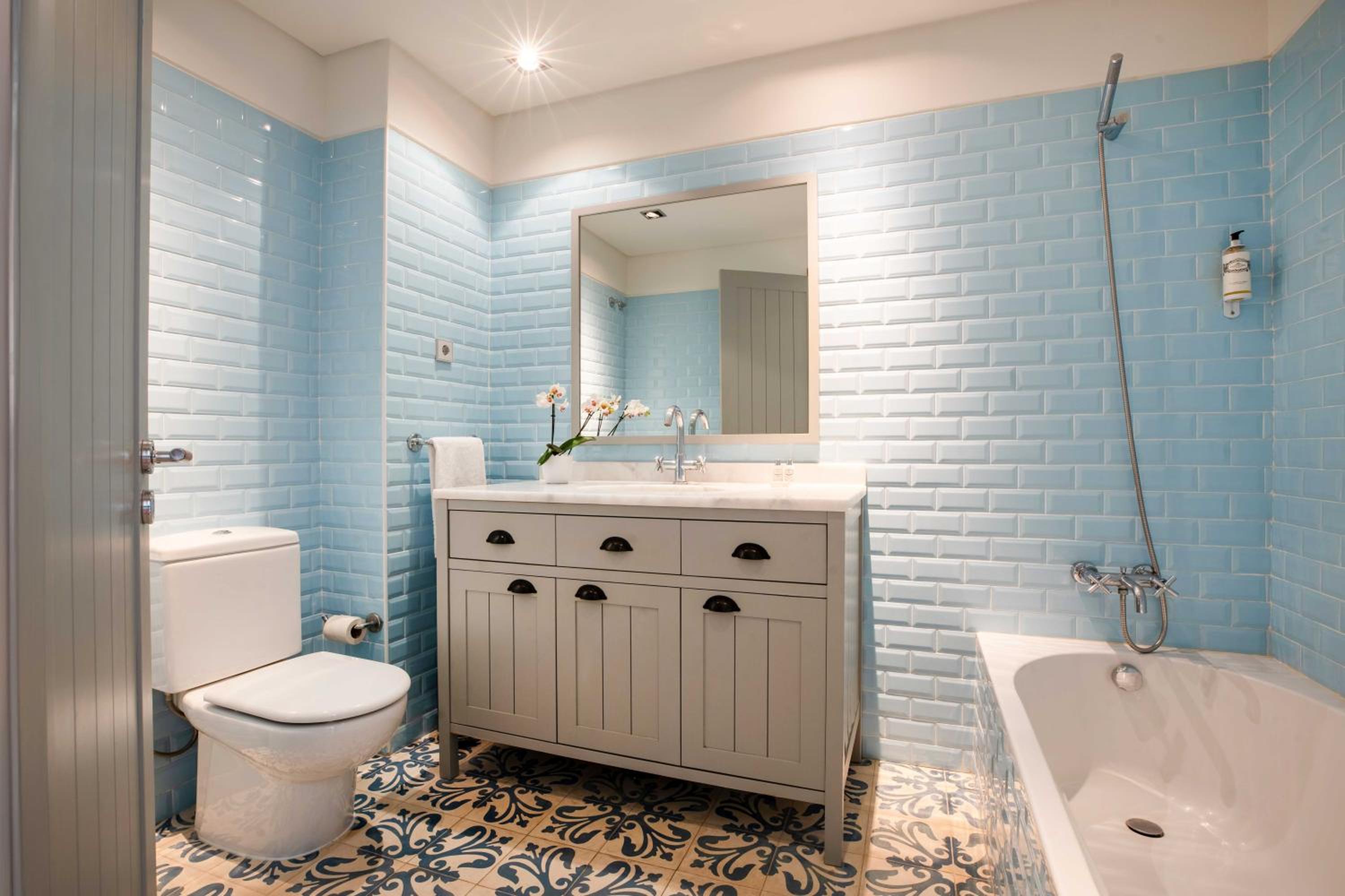 Three-Bedroom Apartment with Balcony and Pool View