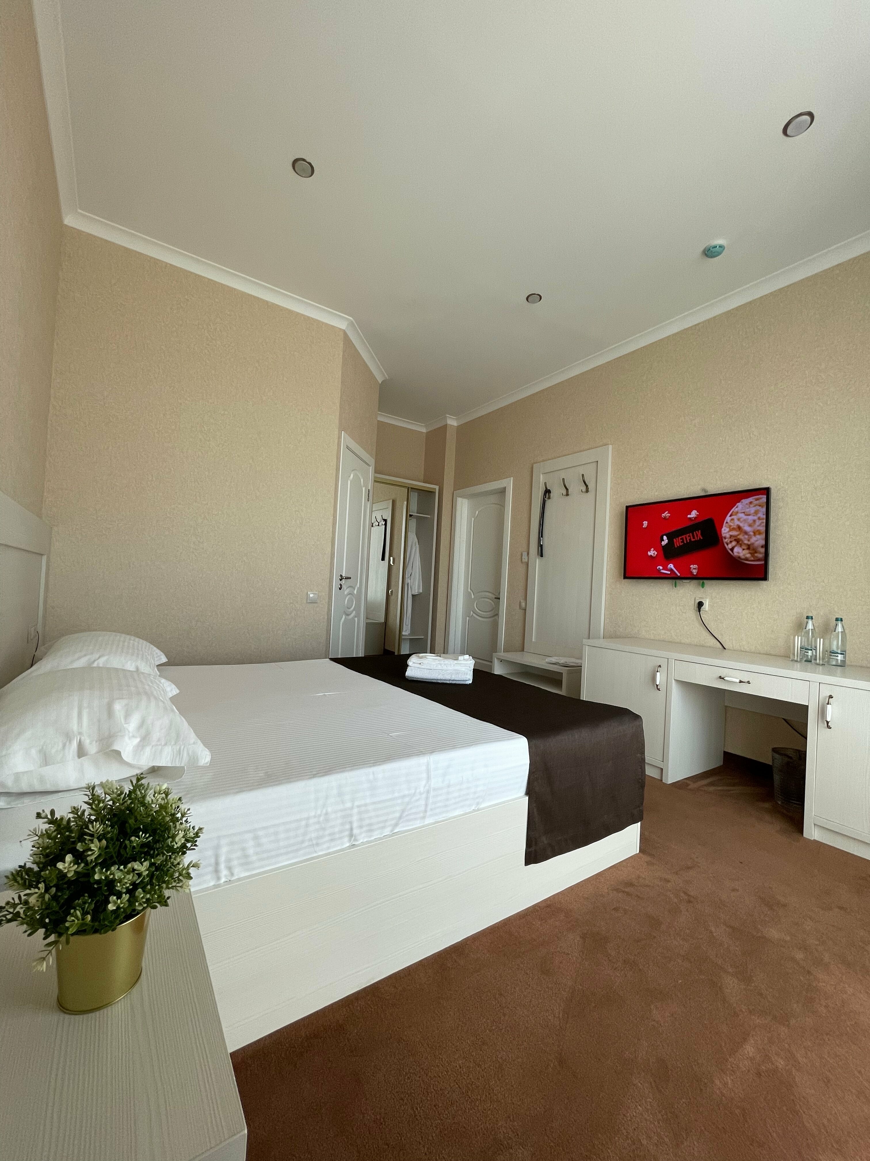 Двухместный улучшенный номер c кроватью размера "King-size" на 1-м этаже