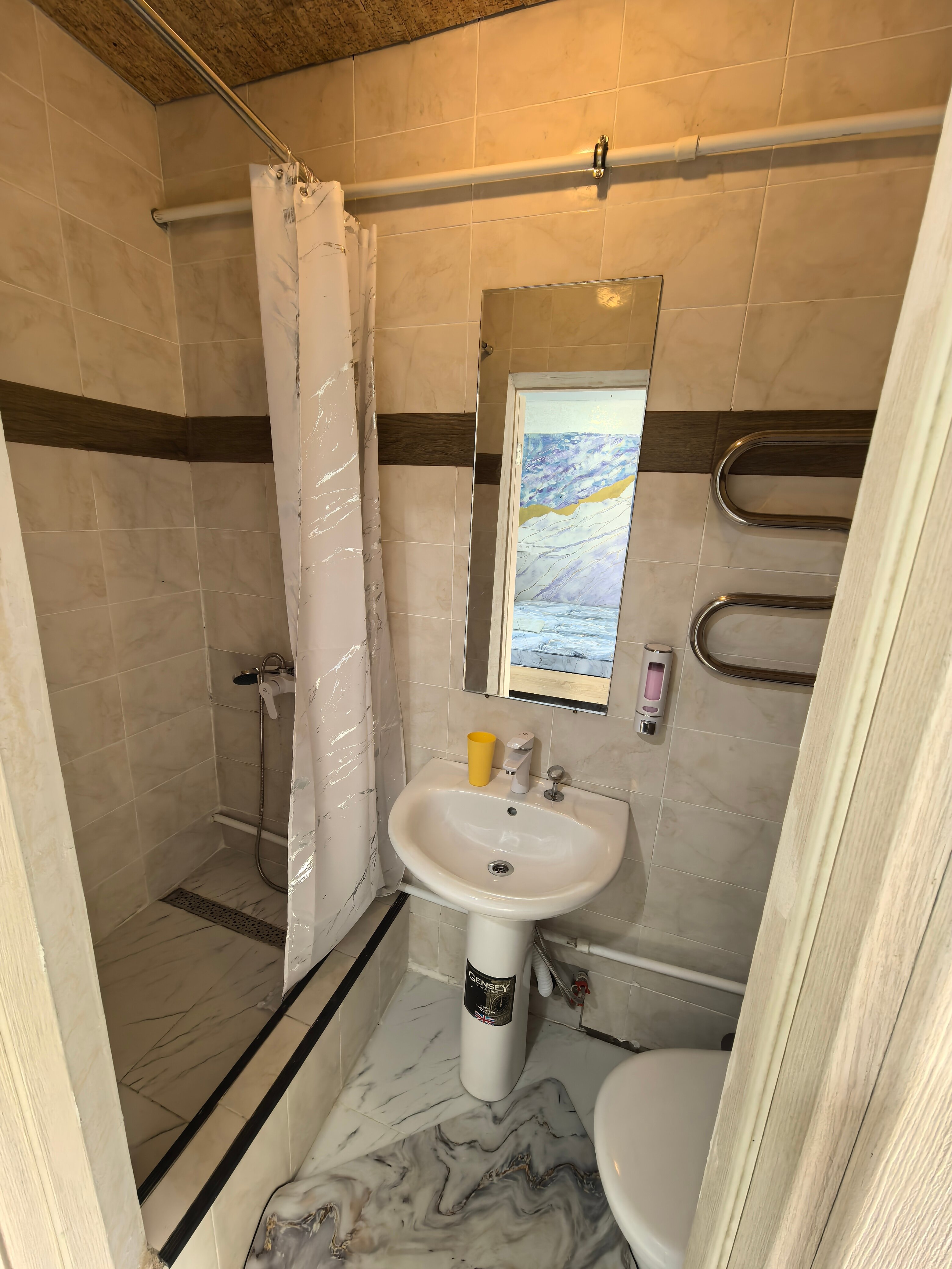 Cемейный номер с собственной ванной комнатой