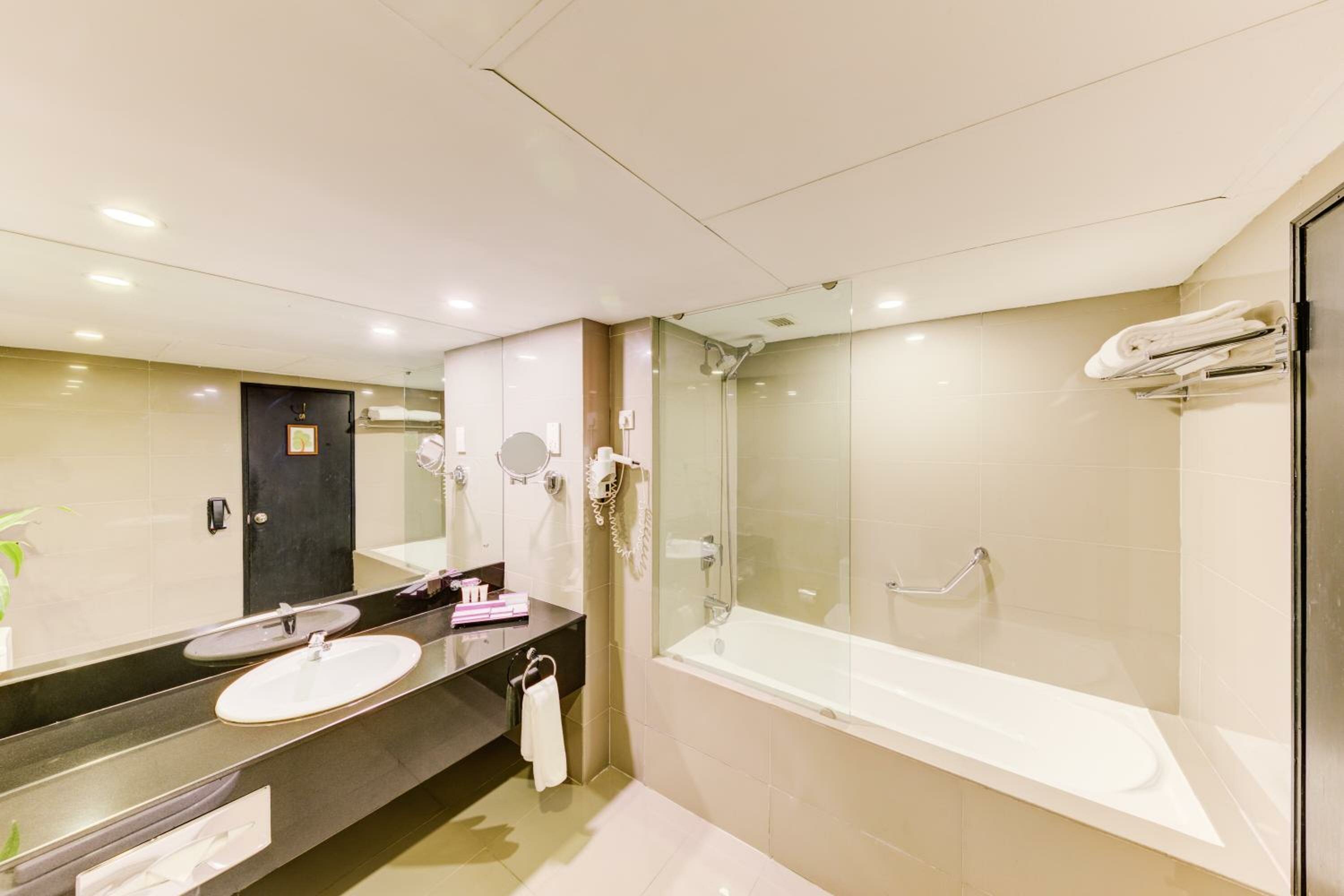 Cilantro Suite with Terrace & Lounge Access