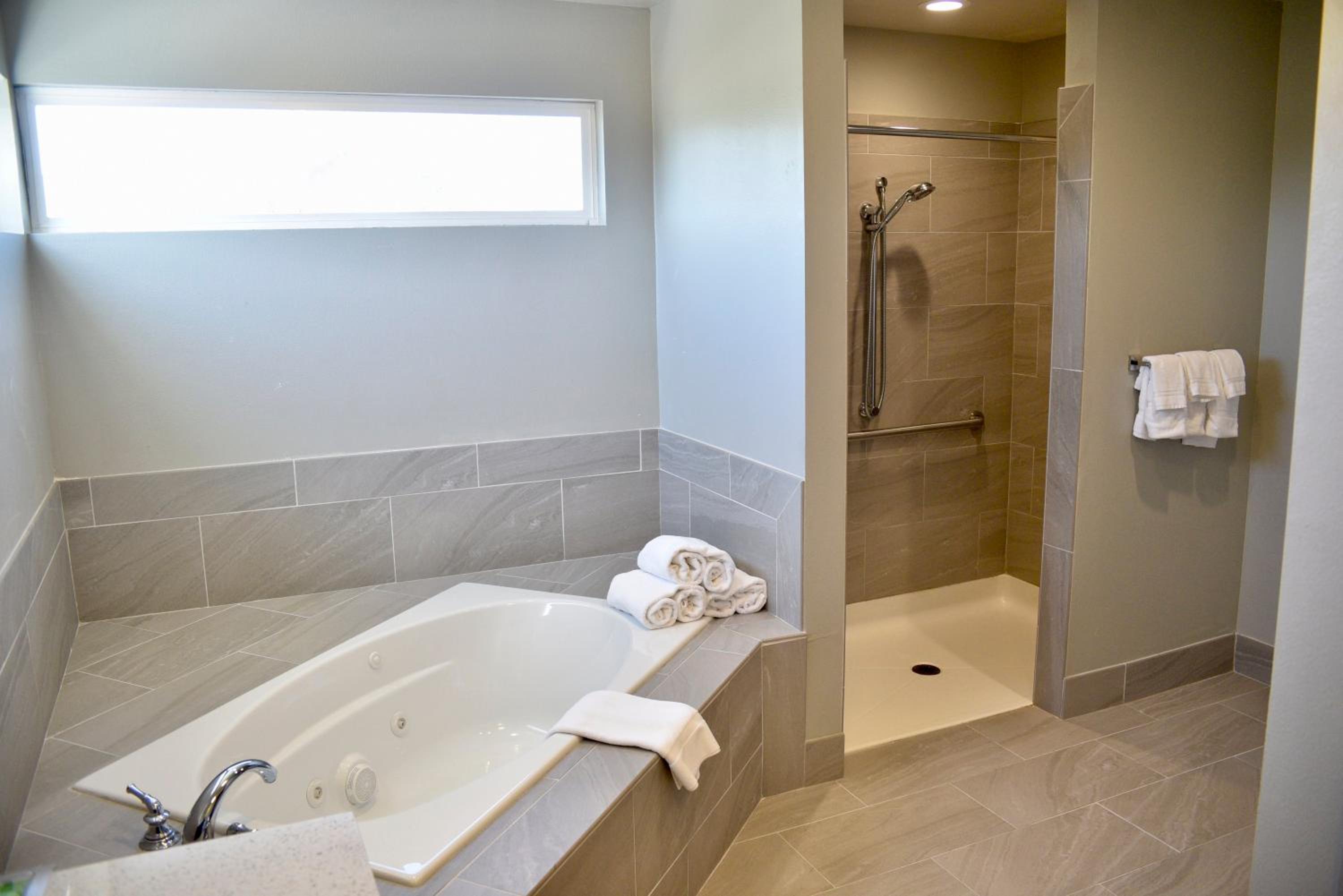 Suite with Mobility Accessible Tub - Non-Smoking