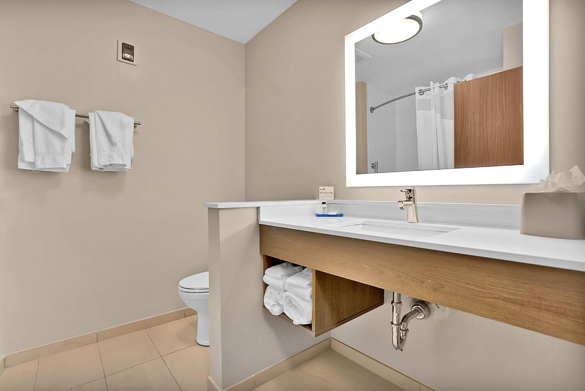 King Room - Mobility Access Tub - Non-Smoking