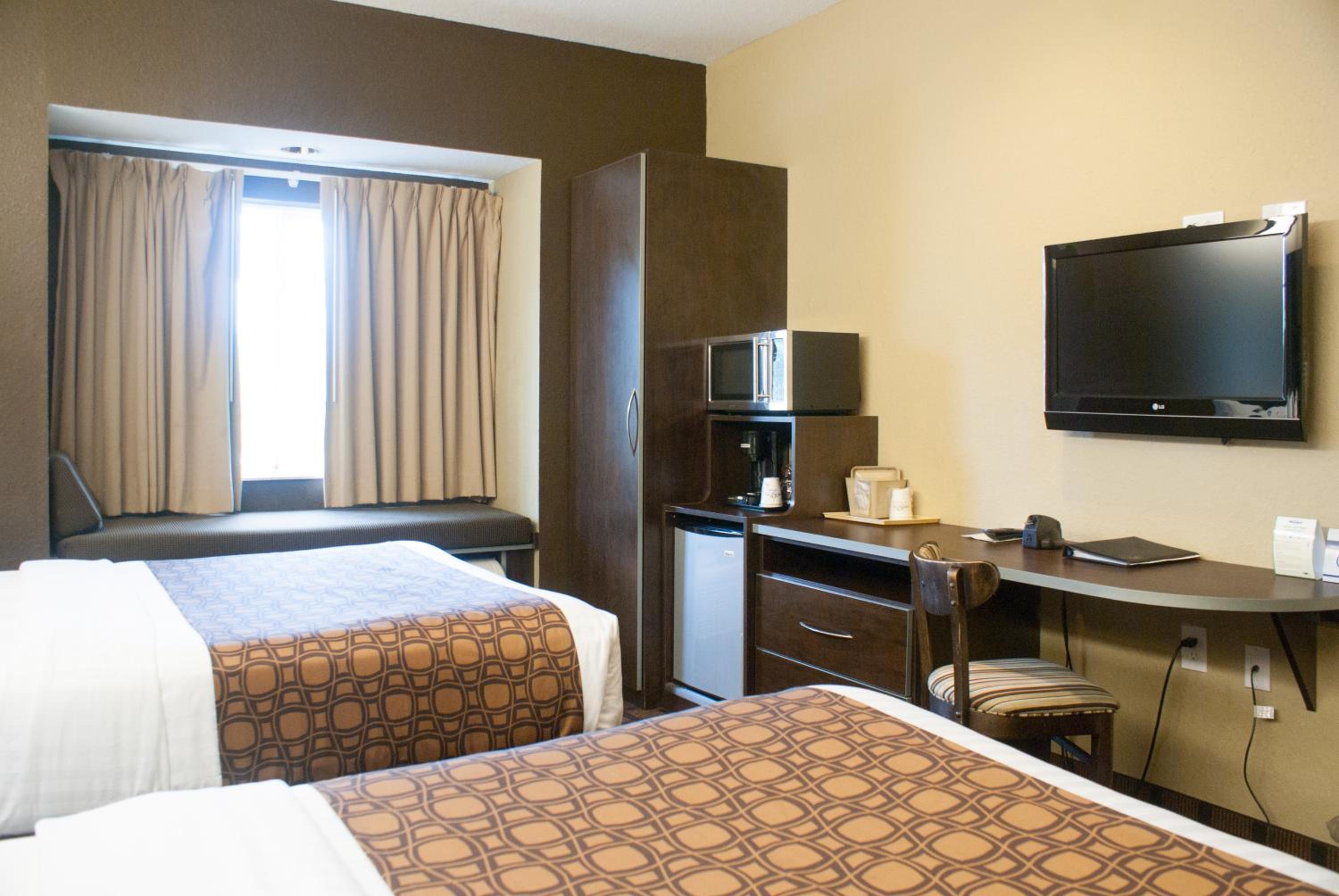 Deluxe Queen Room with Bath Tub - Mobility/Hearing Accessible - Non-Smoking