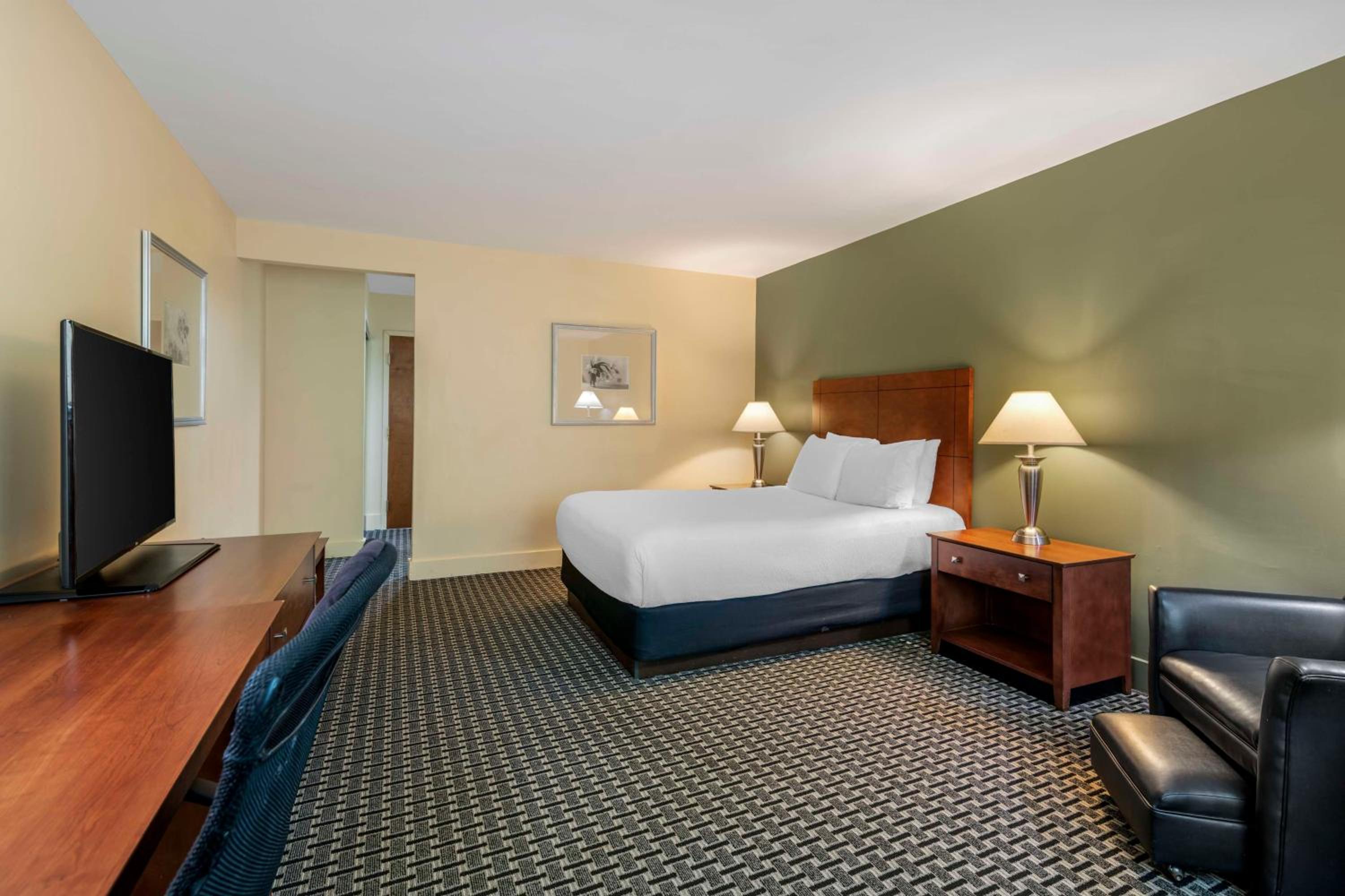 Queen Room - Non-Smoking