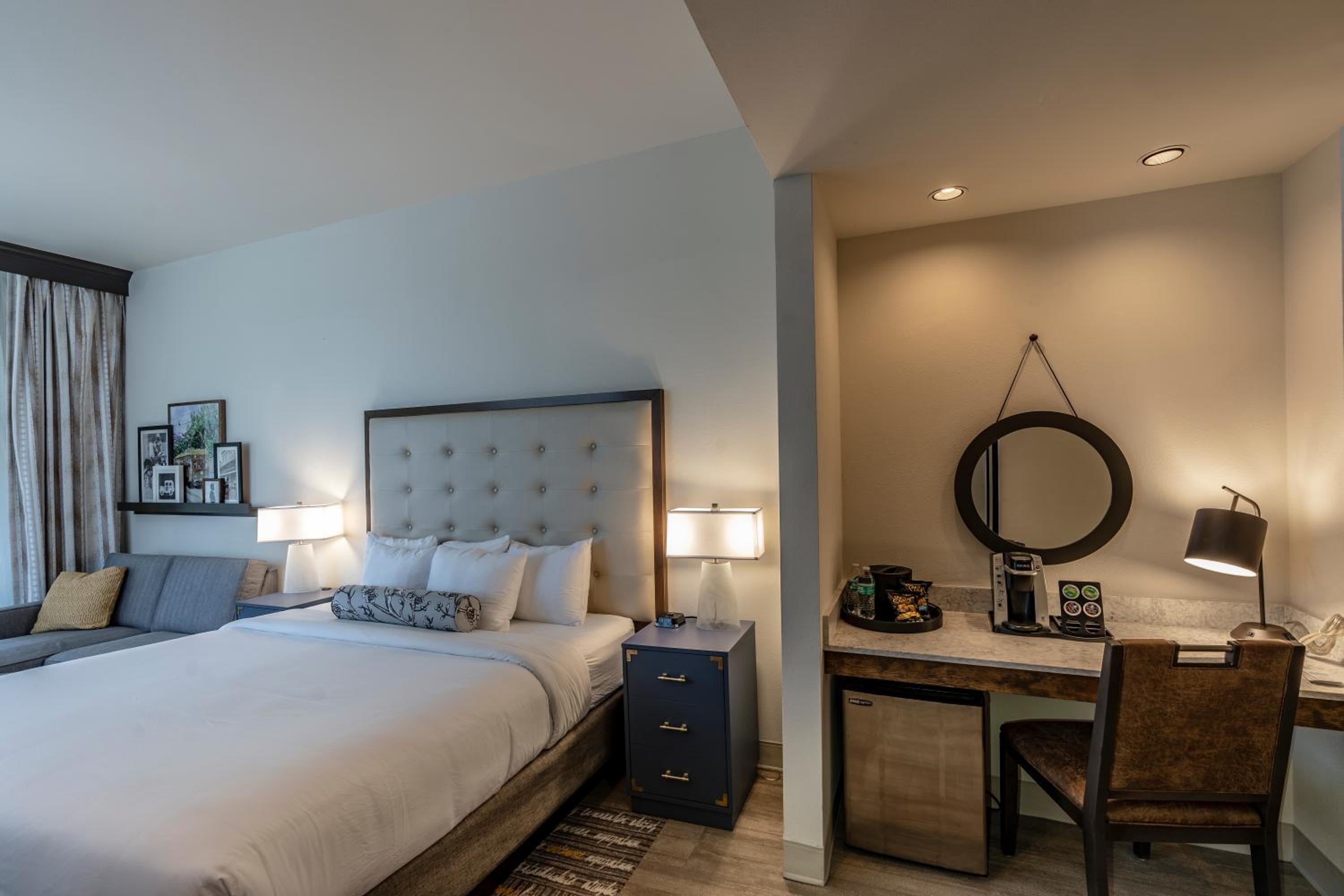 King Room with Balcony - Non-Smoking