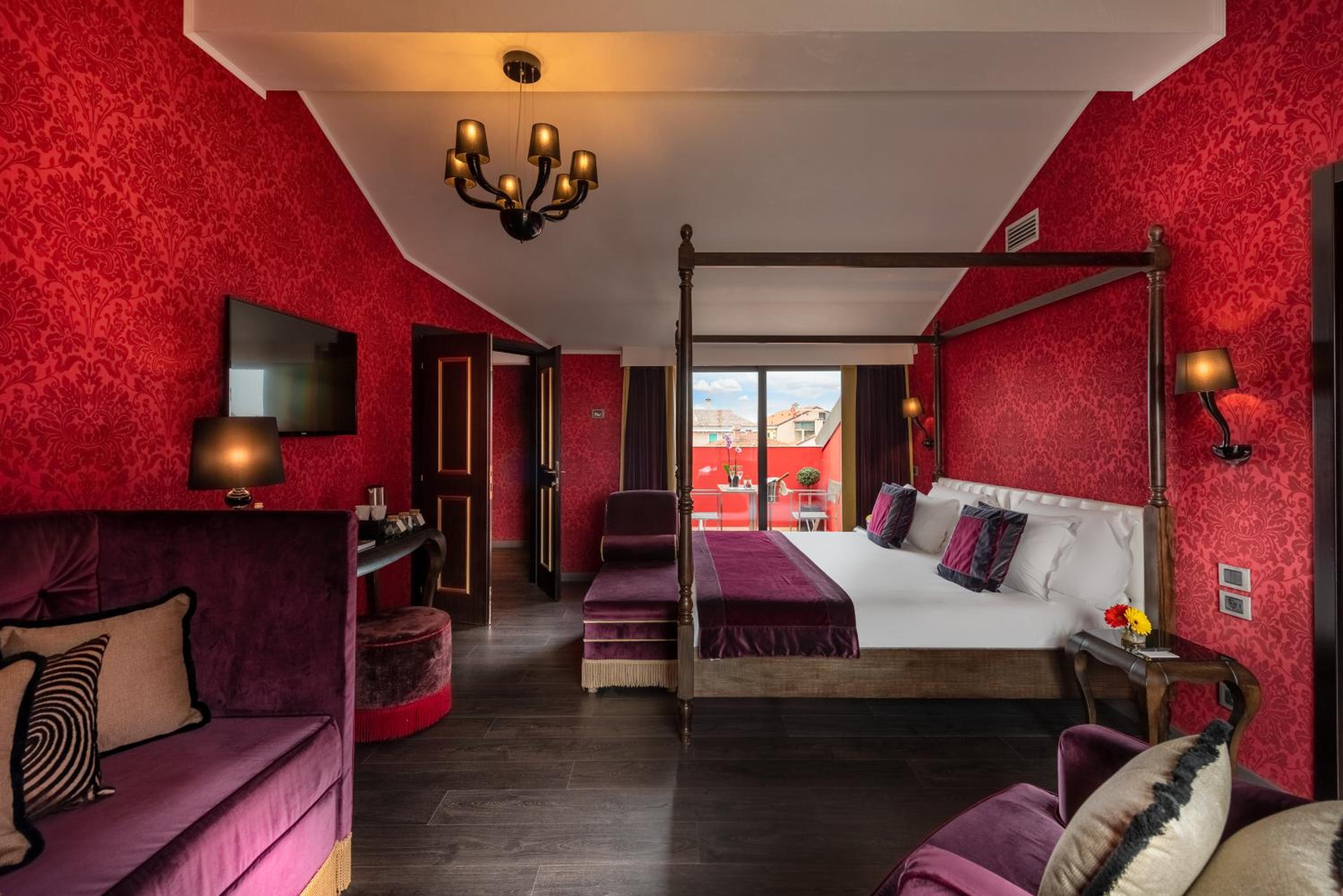 Red Suite with Jacuzzi