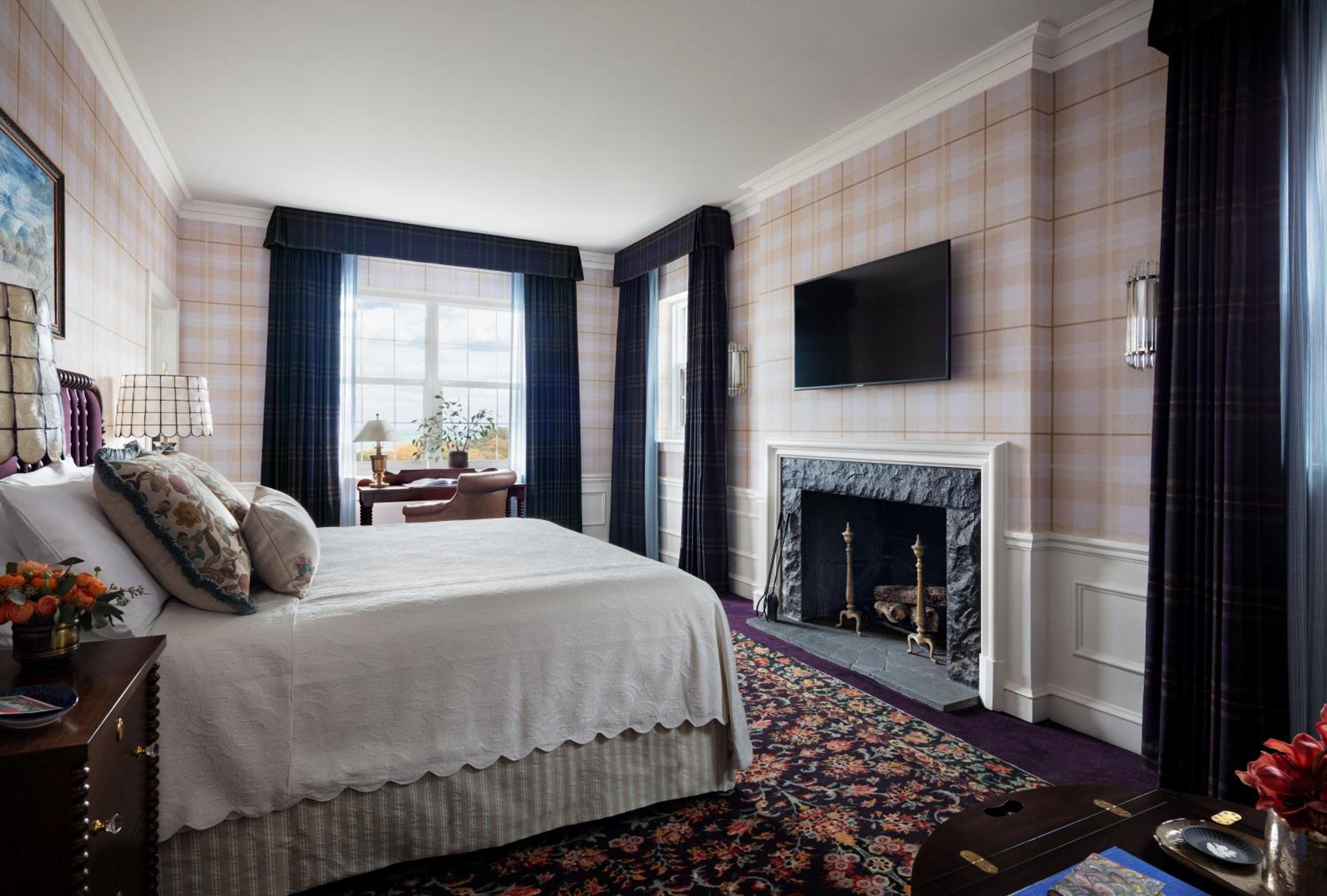 Graduate King Room with Lake View