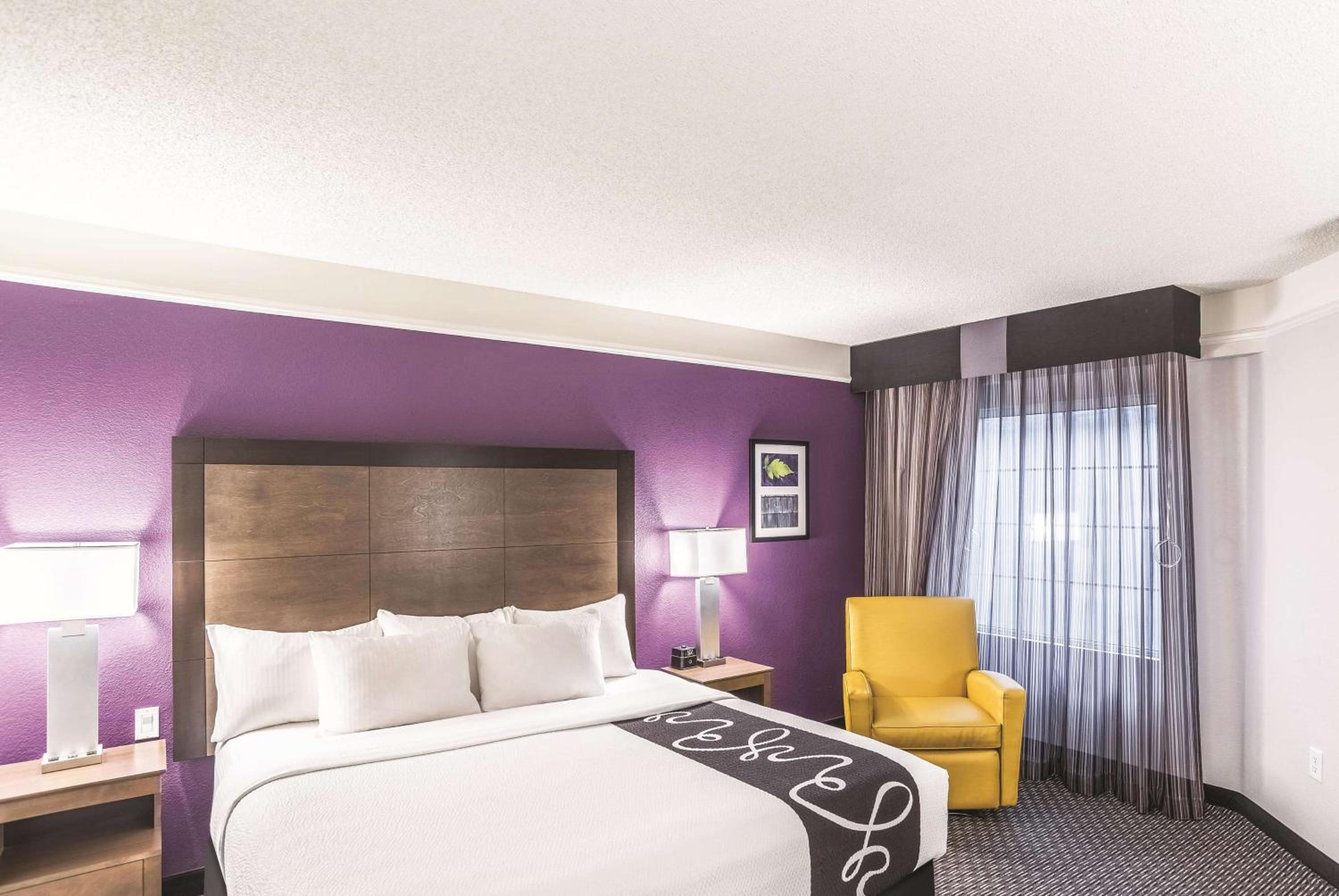 King Room with Roll-in Shower - Mobility Access/Non-Smoking