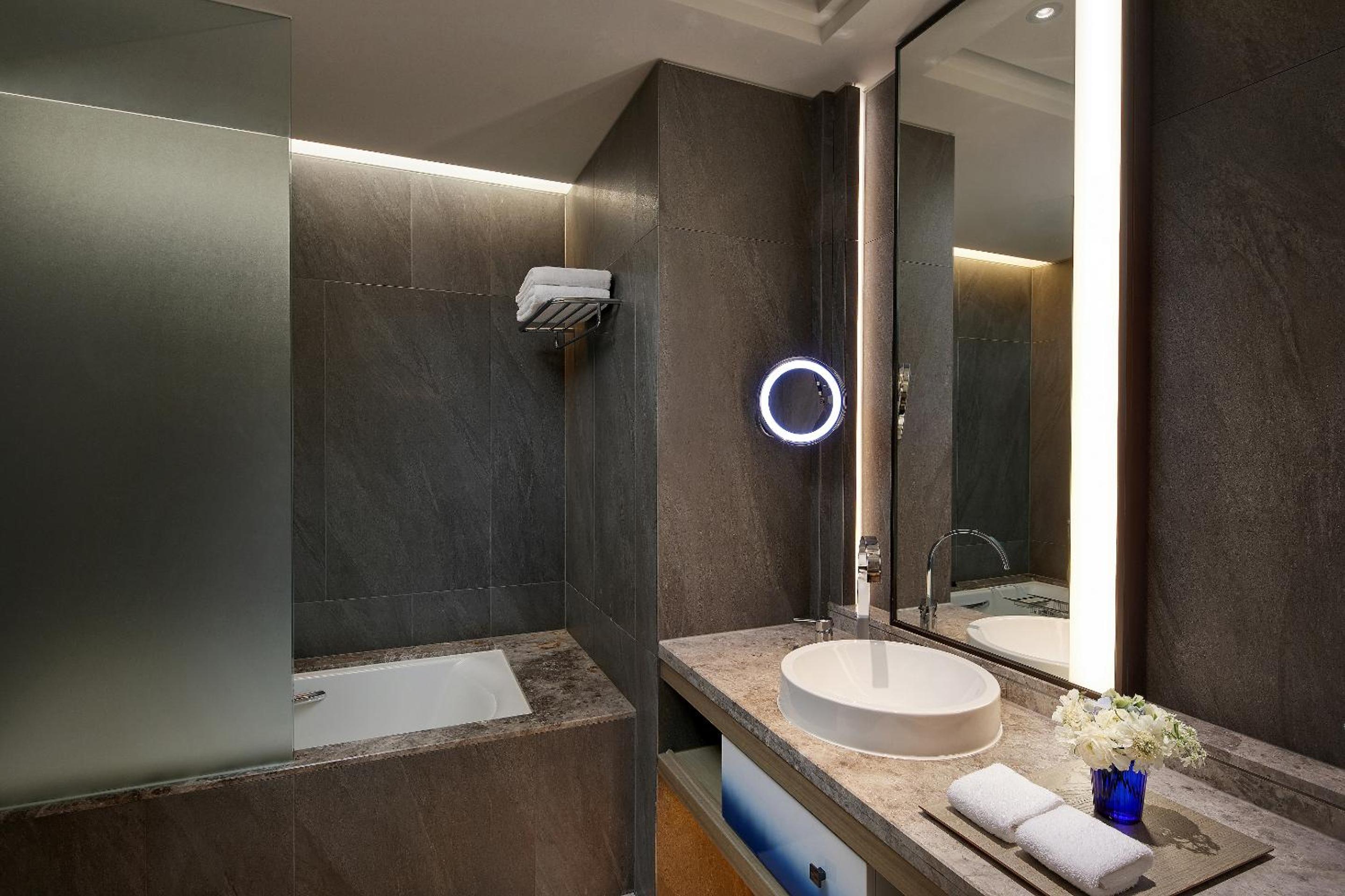 Premier Family Twin with Dalmaji-gil View