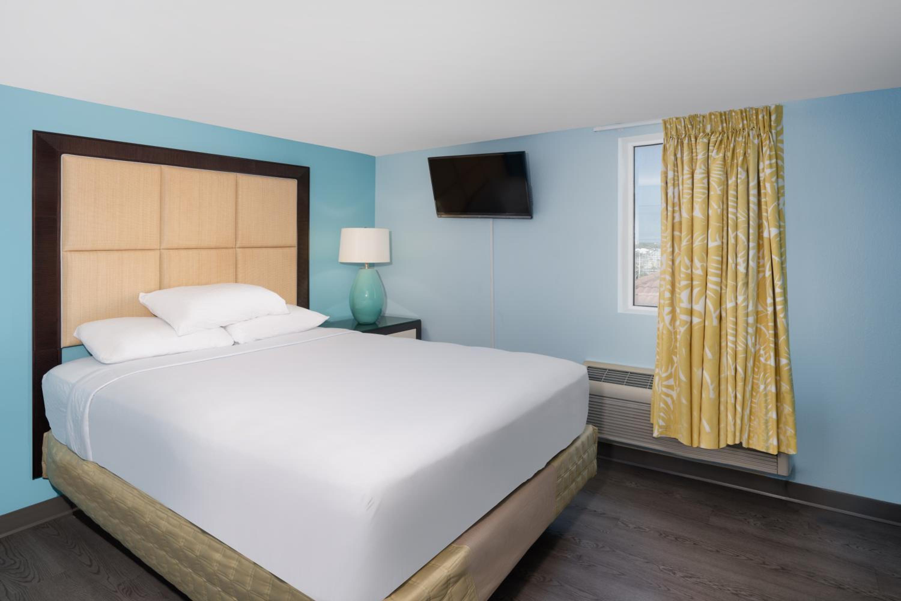 Deluxe Suite King and Full Oceanfront