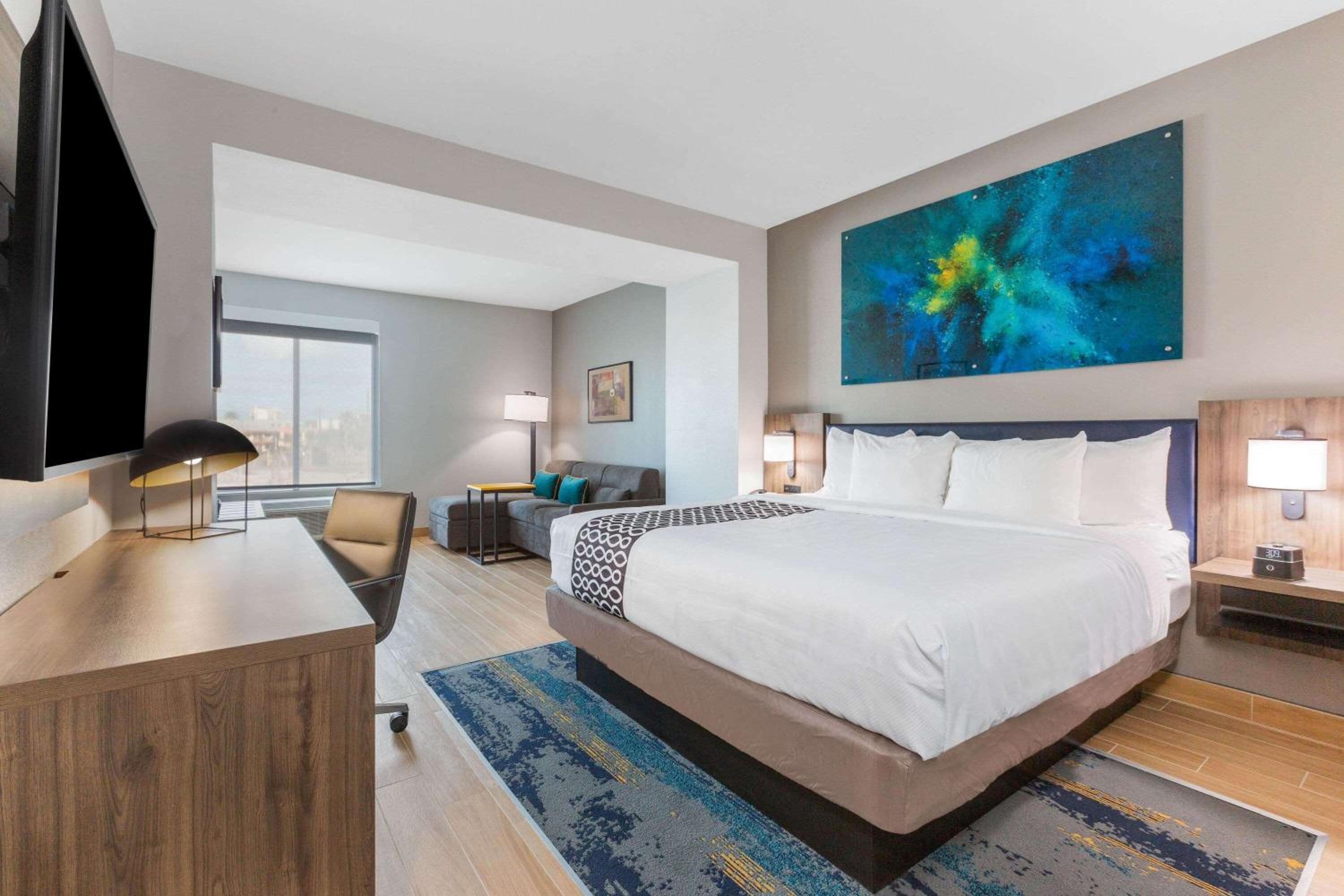 Deluxe King Room - Non-Smoking