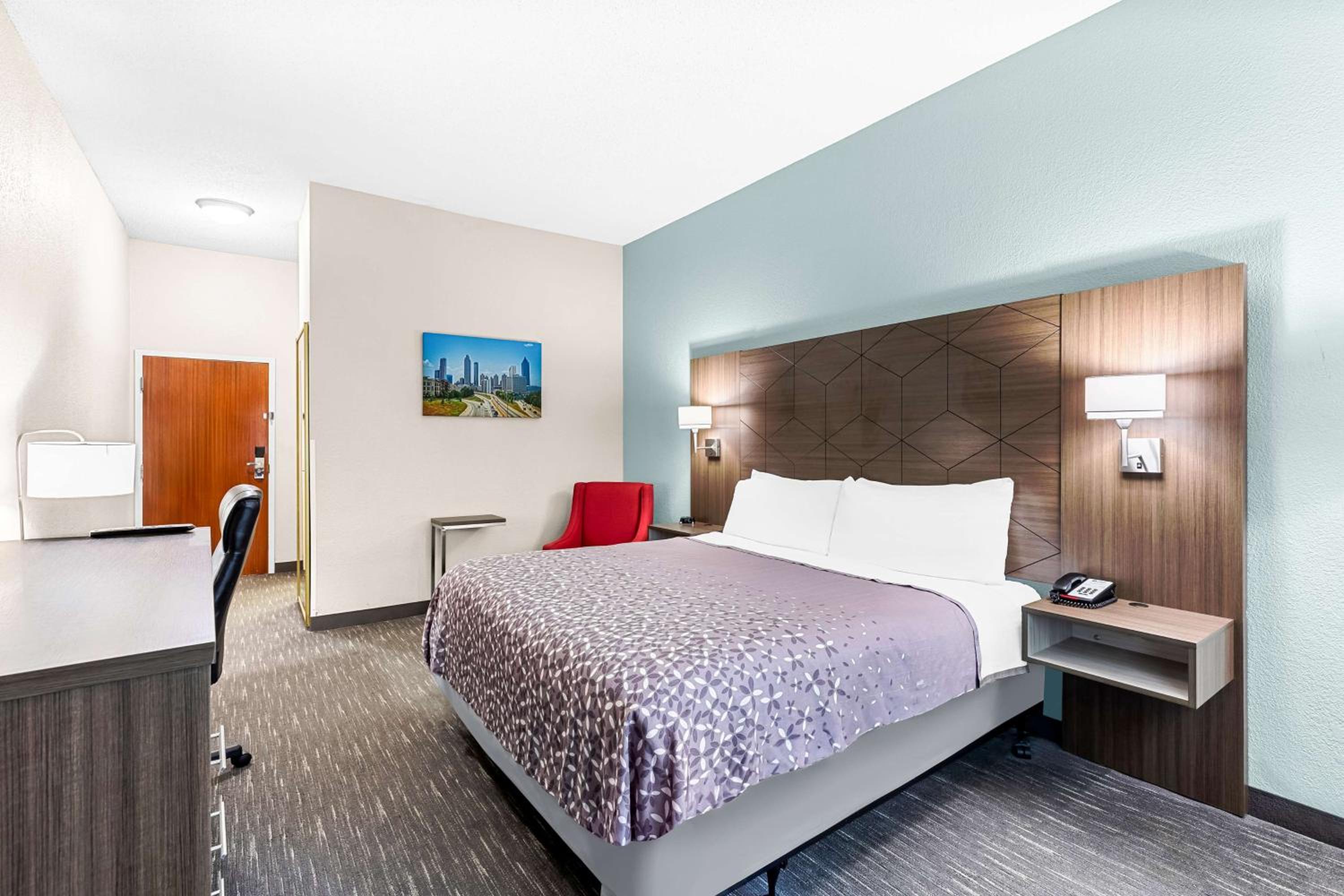 King Room with Roll-In Shower - Mobility Access