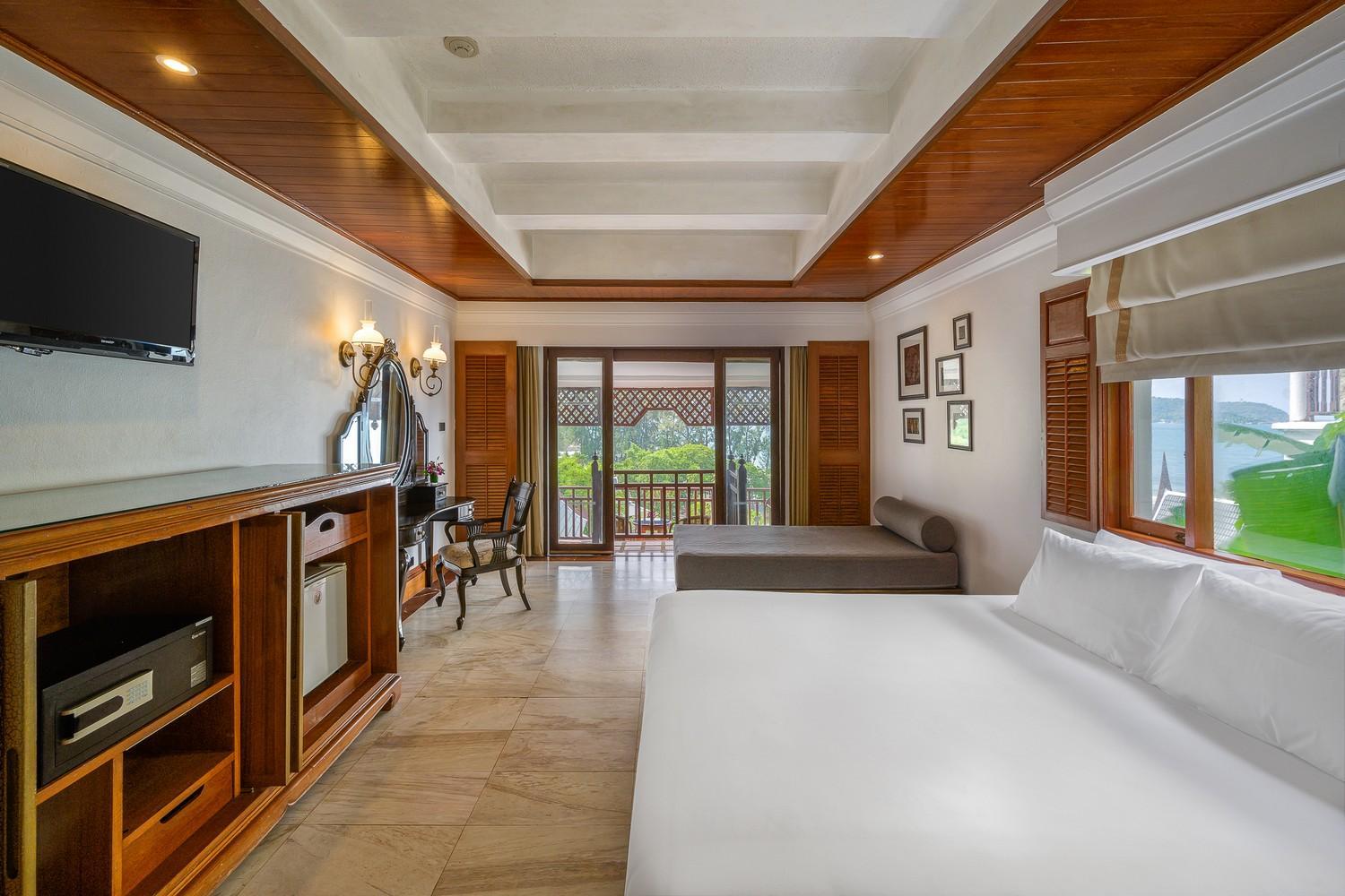Hillside with Terrace Bathtub