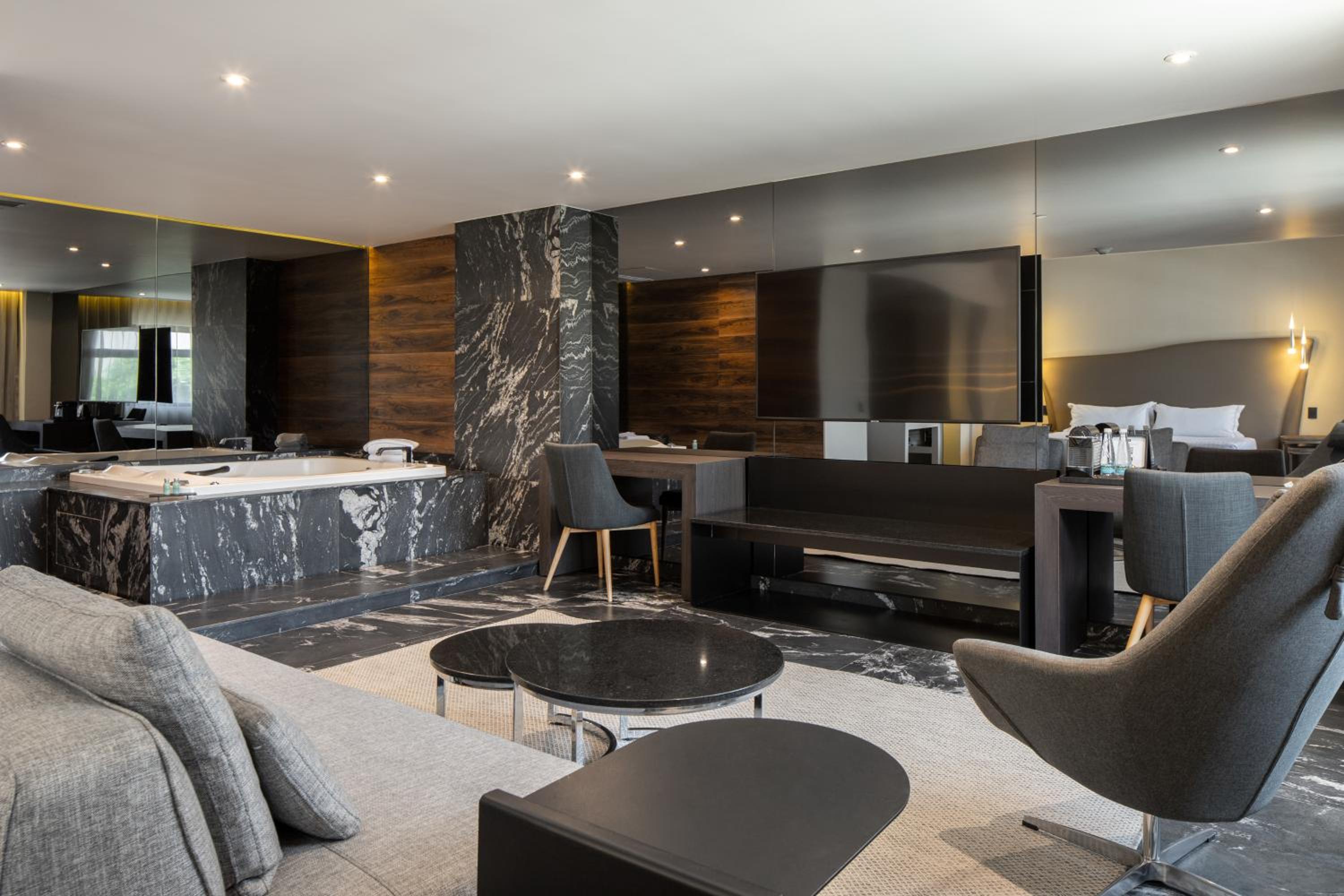 Deluxe Suite with Spa Bath