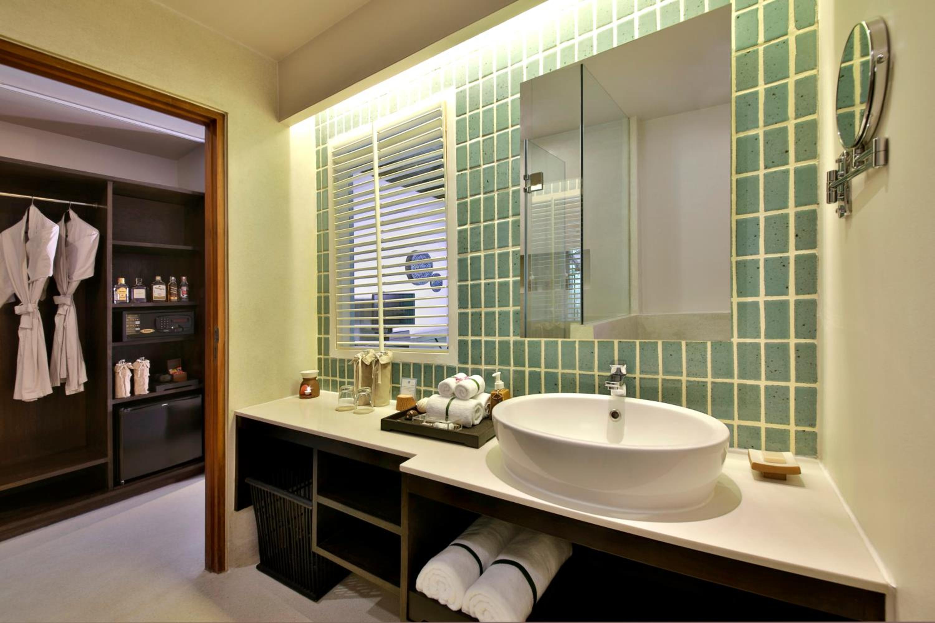 Deluxe King Room with Pool View