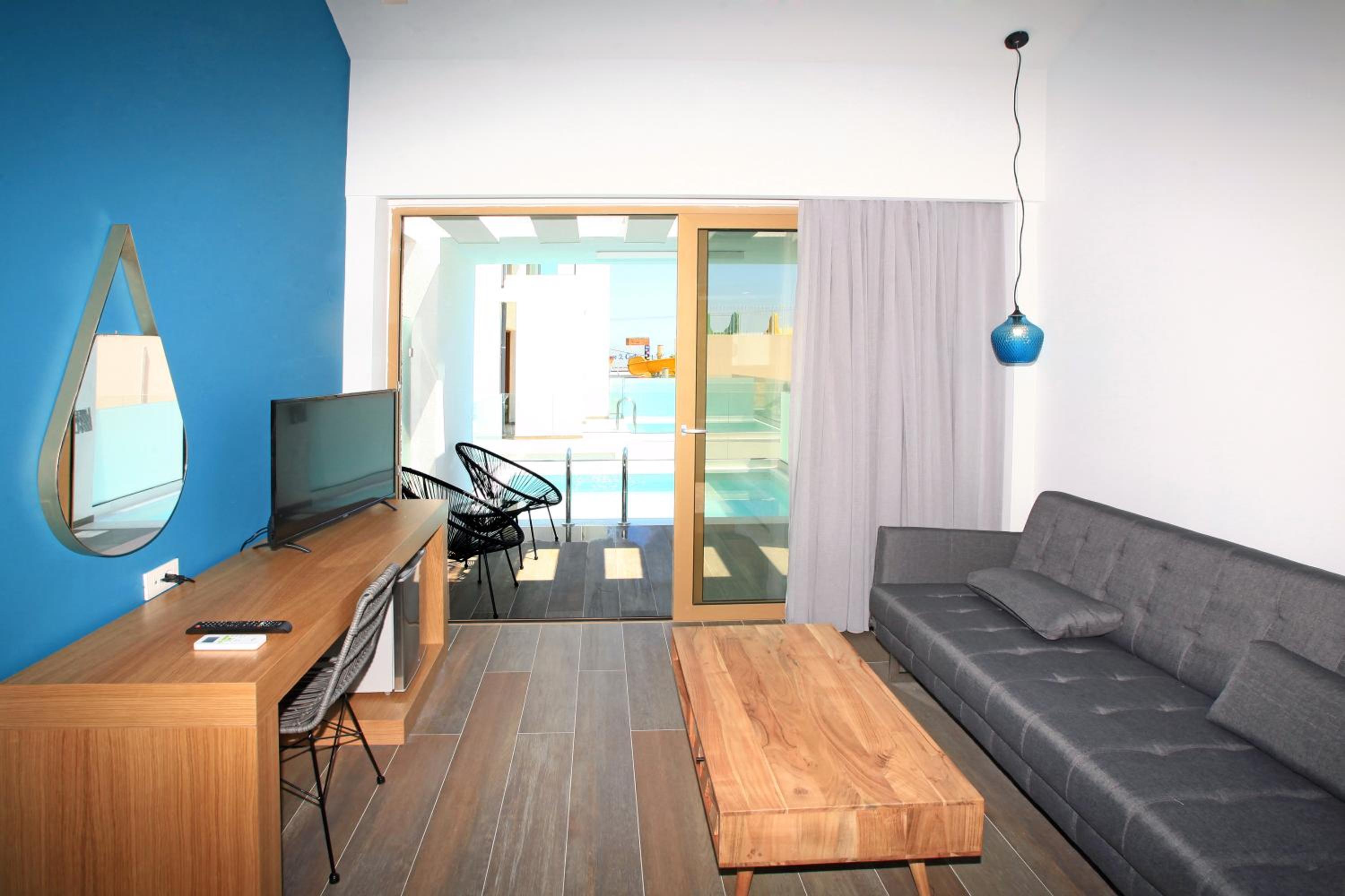 Superior Junior Suite with Private Pool - Spilled Level