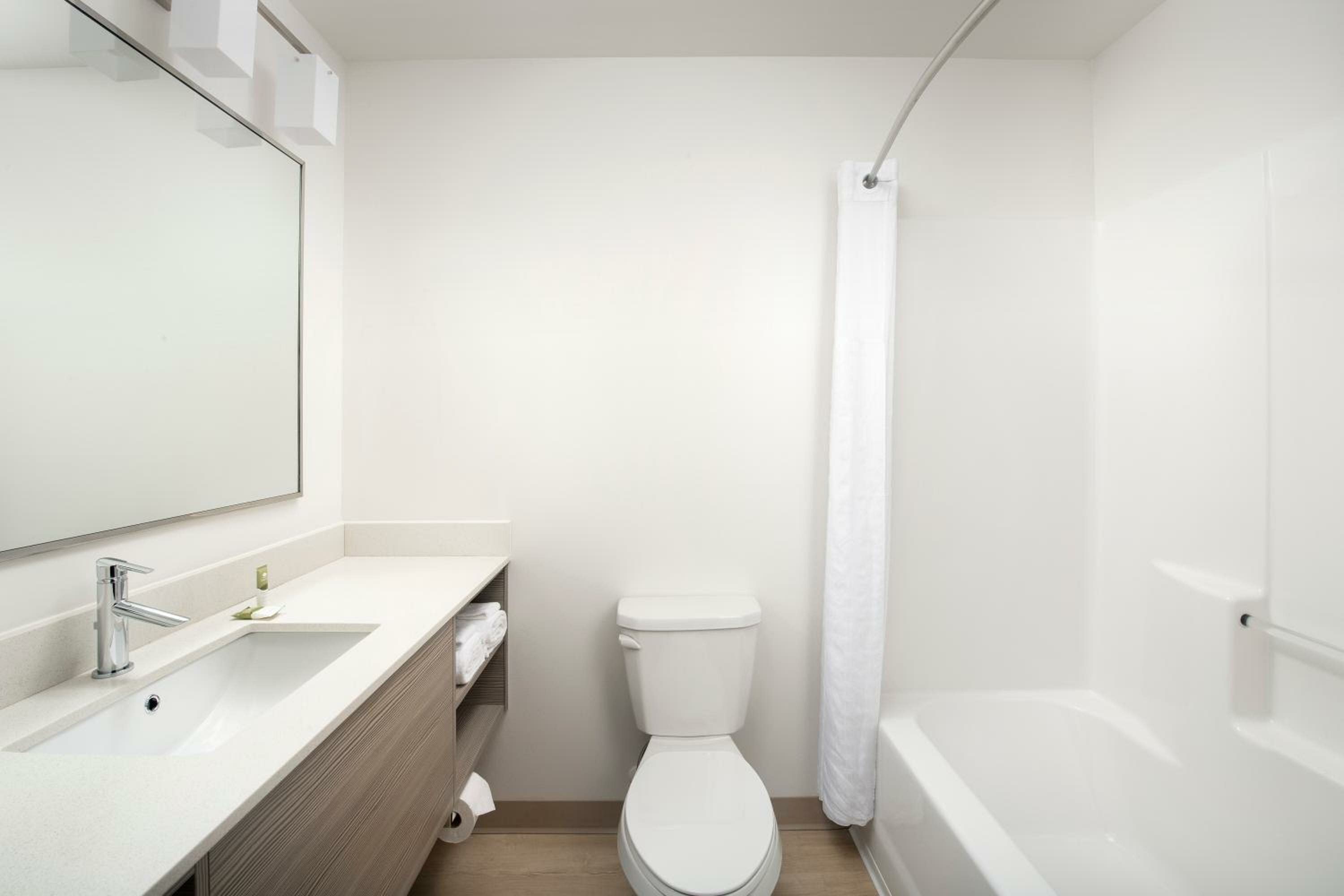 Standard Queen Room - Non-Smoking