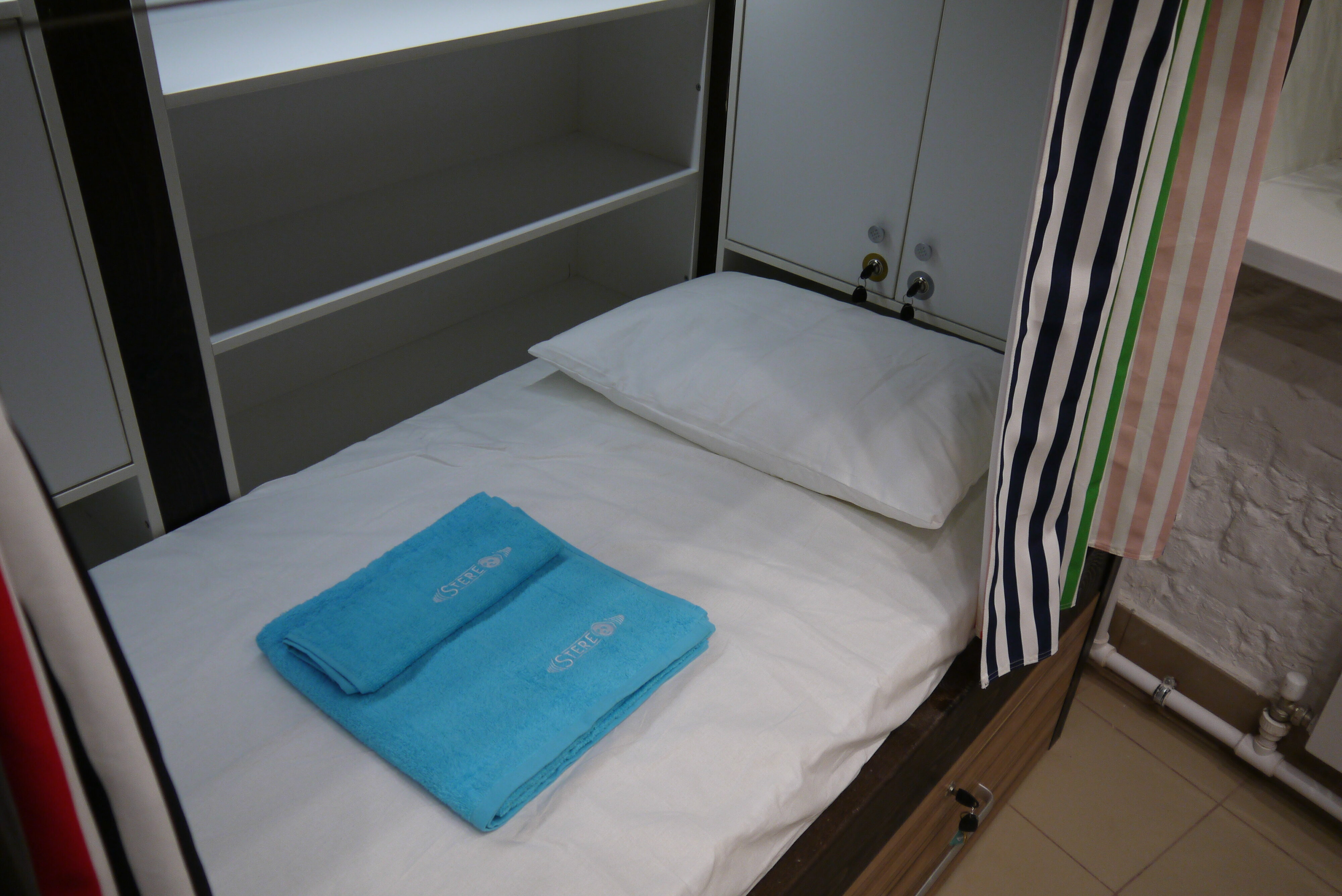 Кровать в общем номере для женщин с 4 кроватями