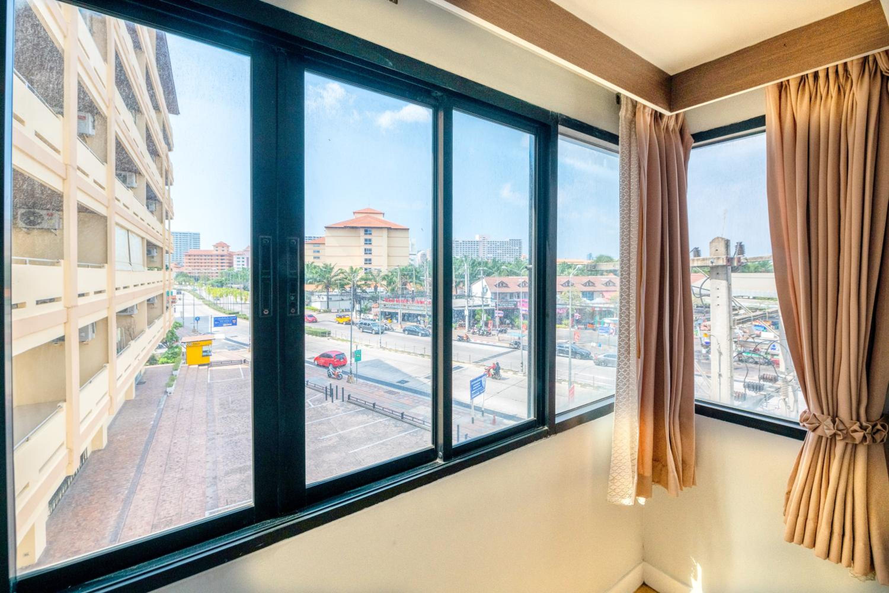 Deluxe Suite with City View