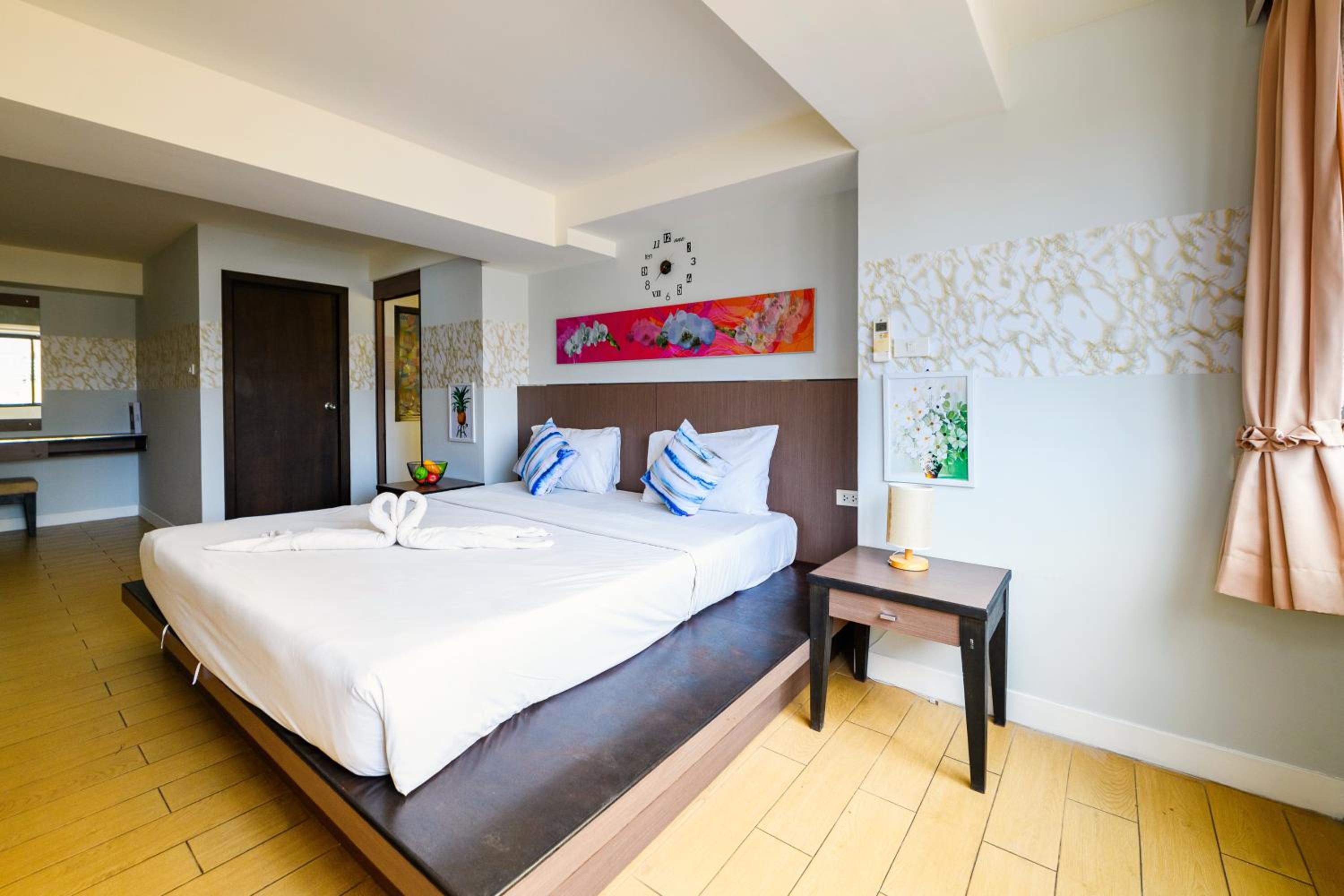 Deluxe Suite with City View
