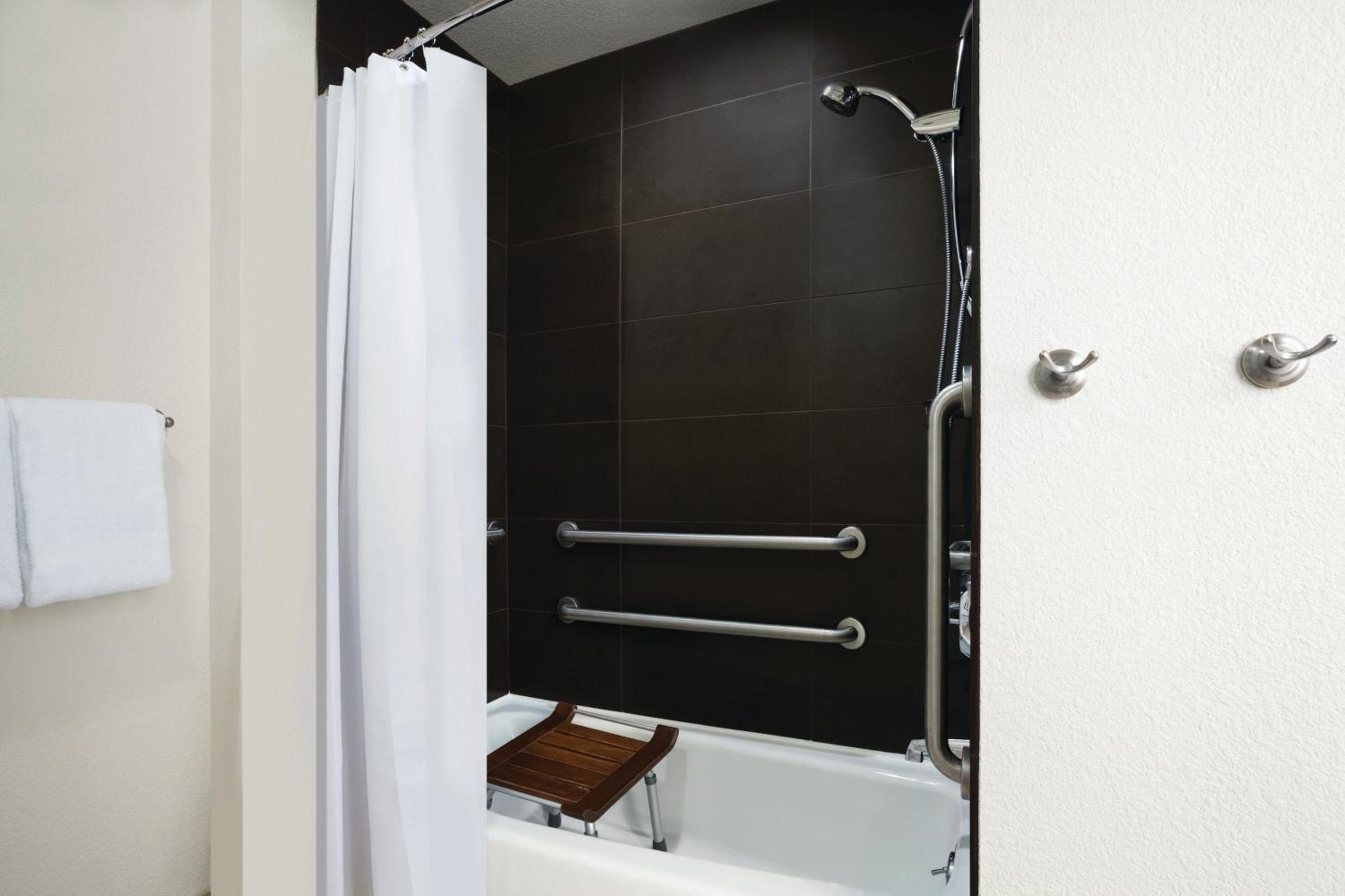 One-Bedroom Queen Suite with Accessible Tub