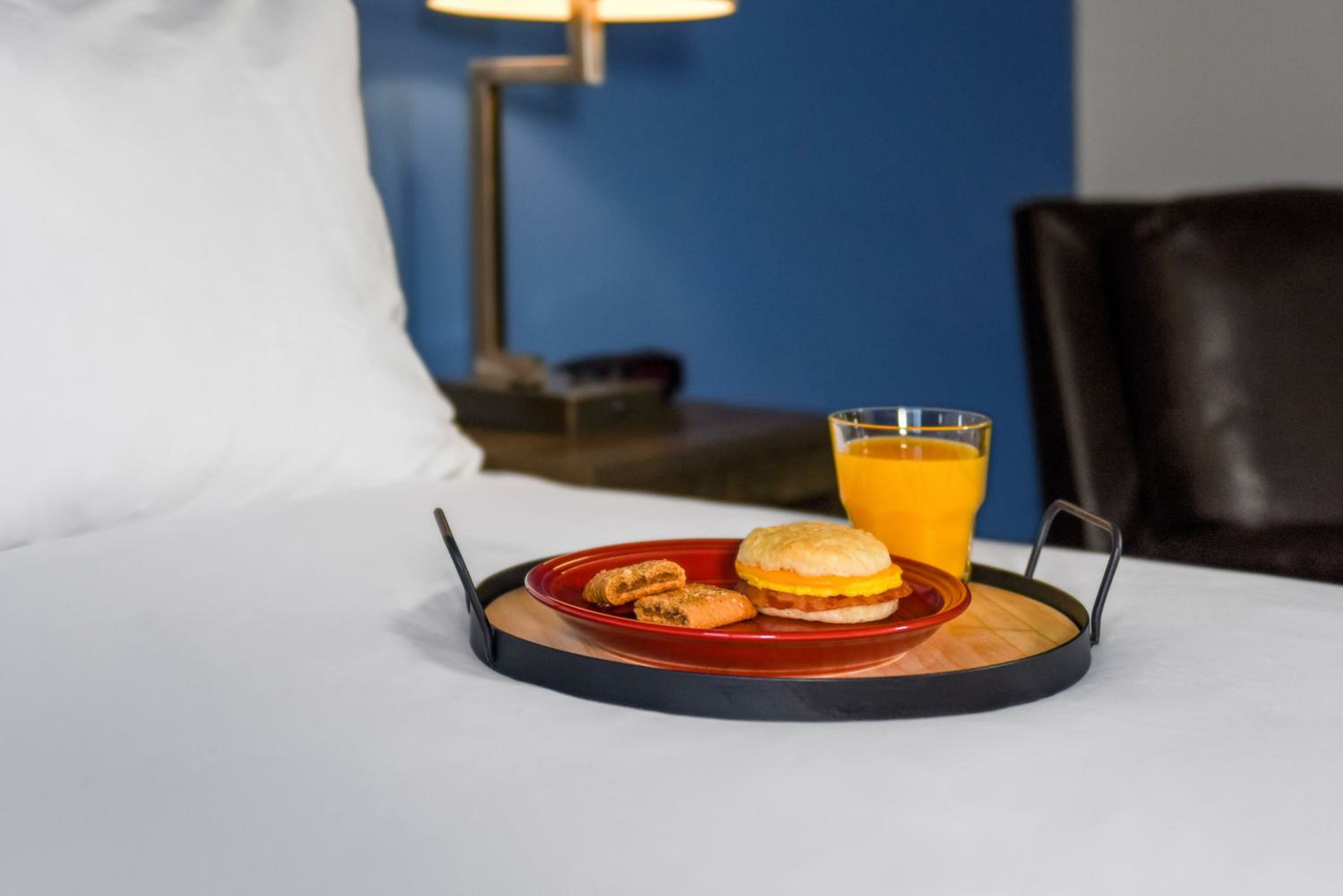 Queen Room with Recliner - Hearing Accessible