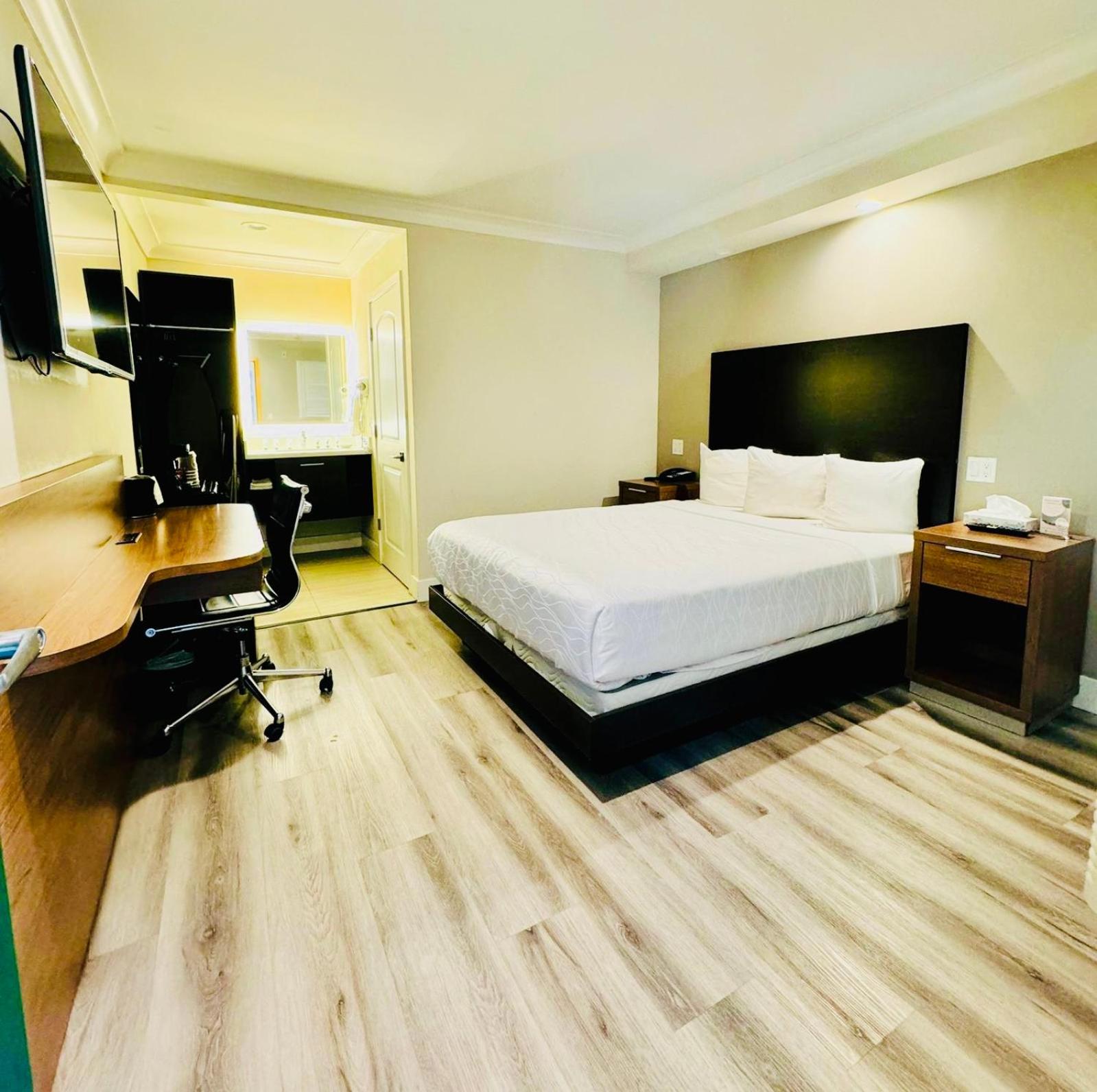 Premium Queen Room - Non-Smoking