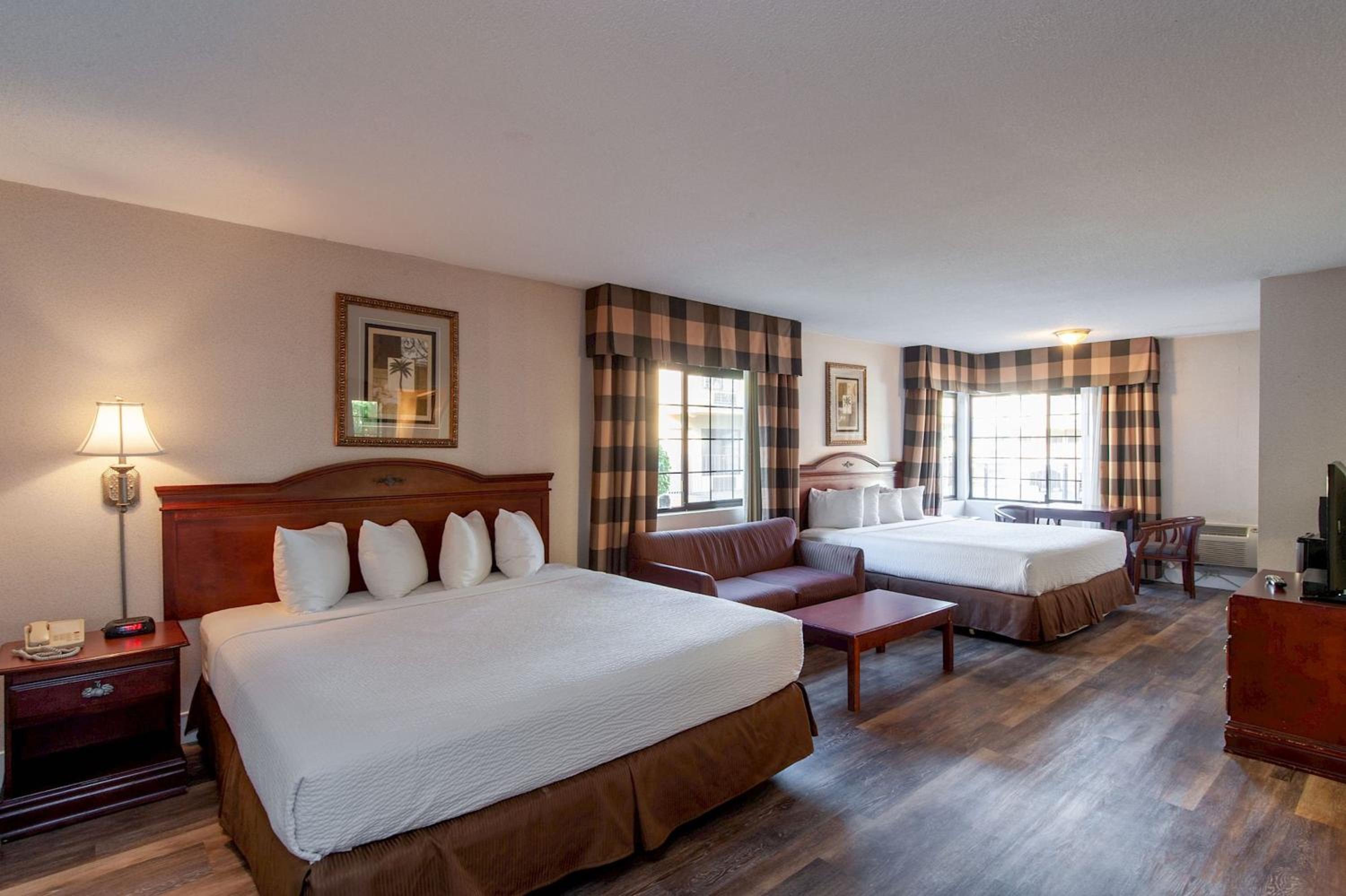 Deluxe King Suite with Two King Beds - Non-Smoking