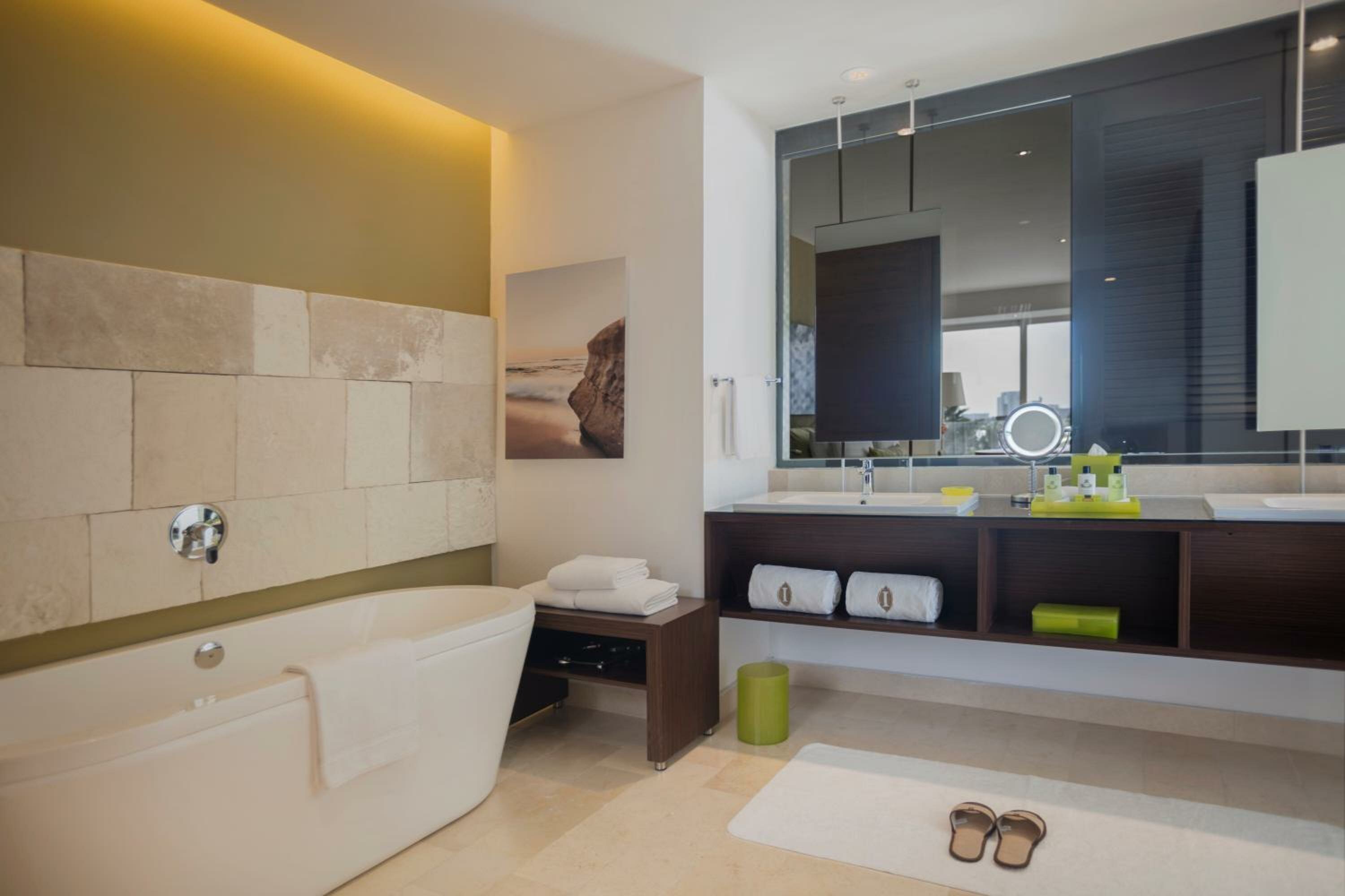 Club Queen Room with Two Queen Beds and Ocean view