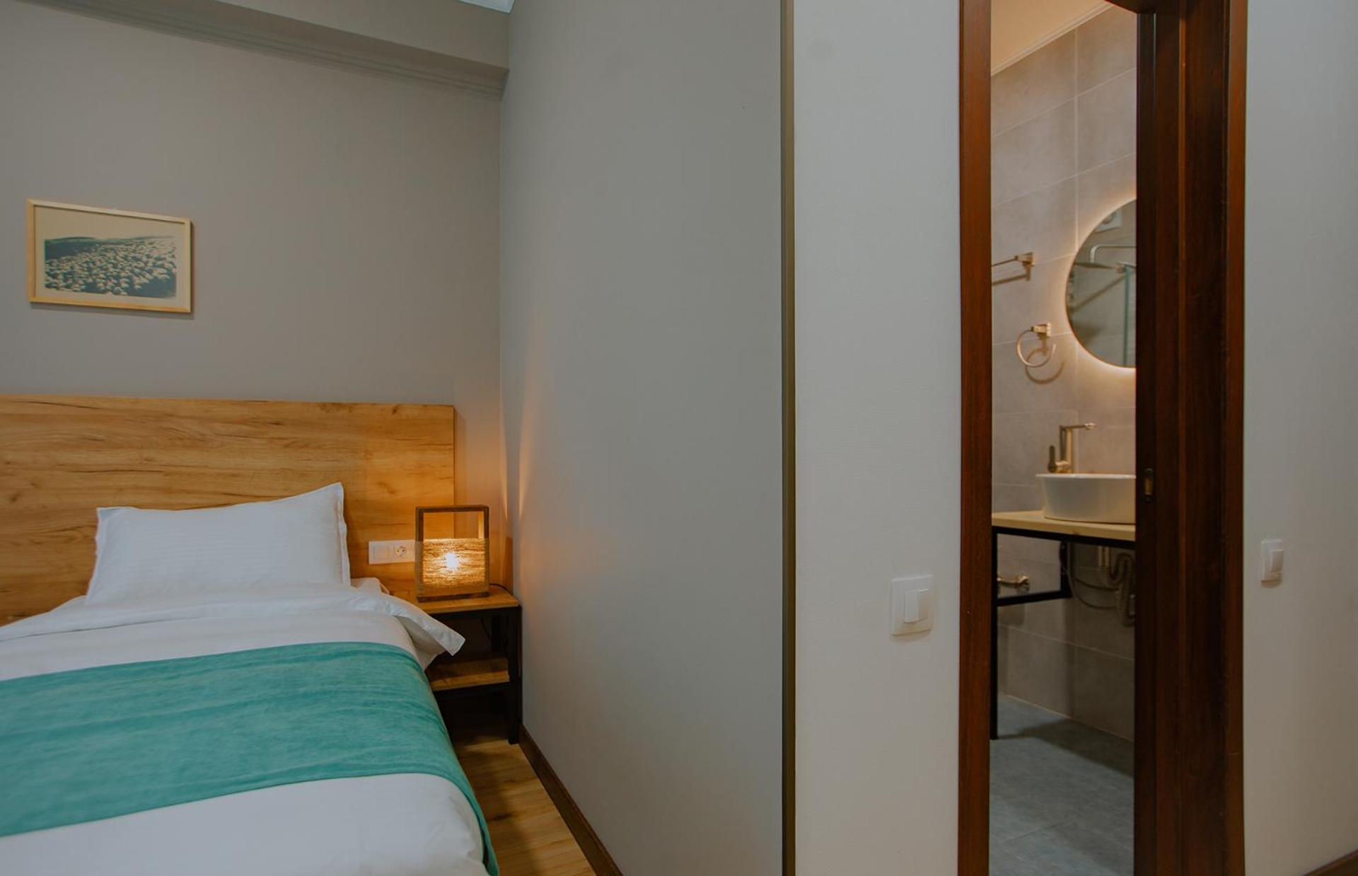 Twin Room with Back Mountain View