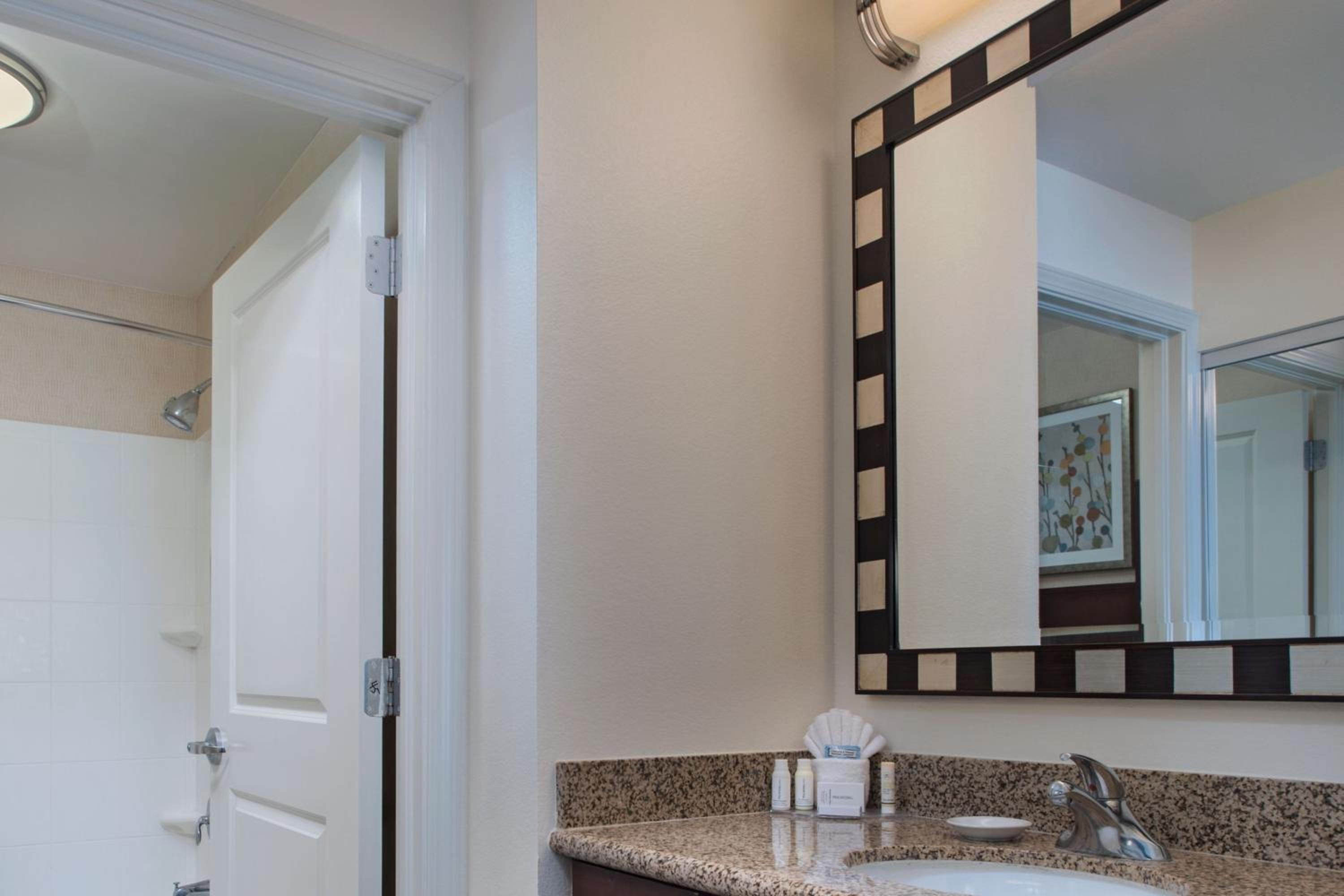 King Studio with Sofa Bed and Adapted Tub - Mobility and Hearing Accessible