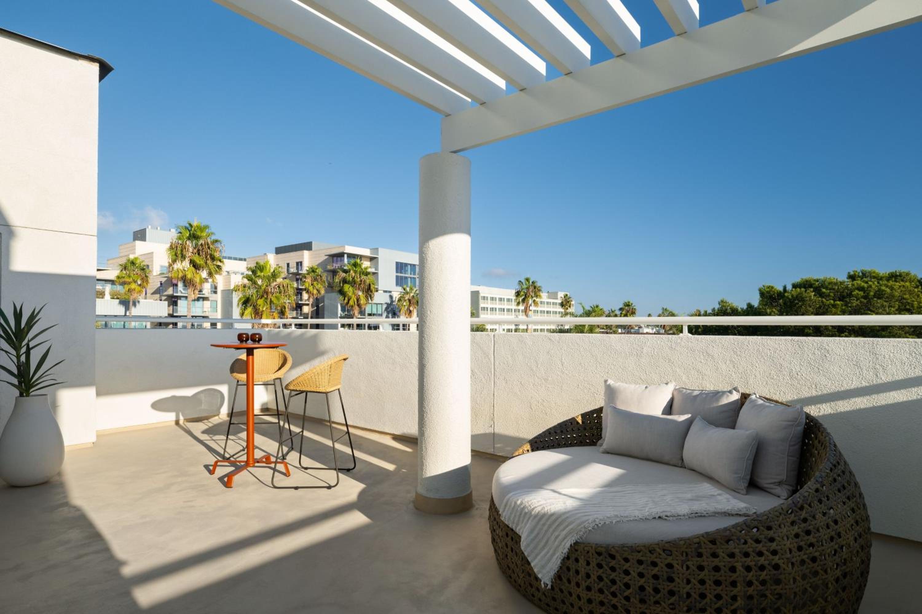 Deluxe King Room with Balcony and Partial Ocean View