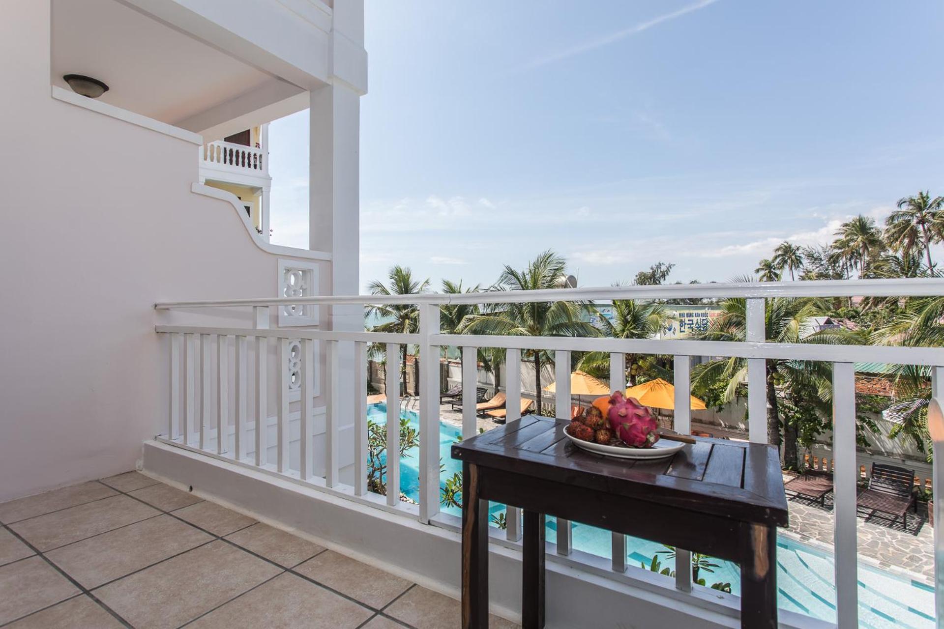 Queen Superior Garden And Pool View