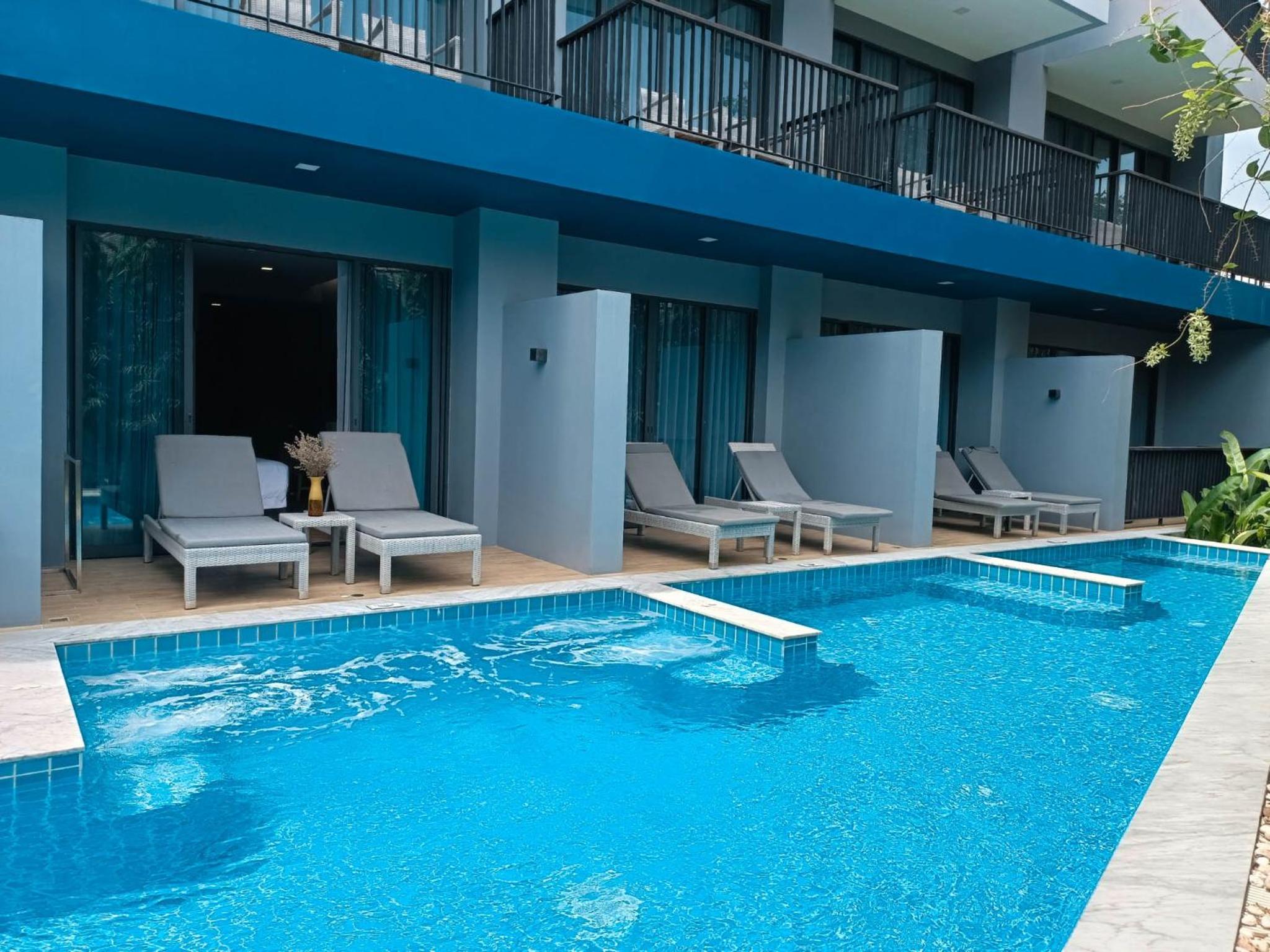 Deluxe Pool Facing