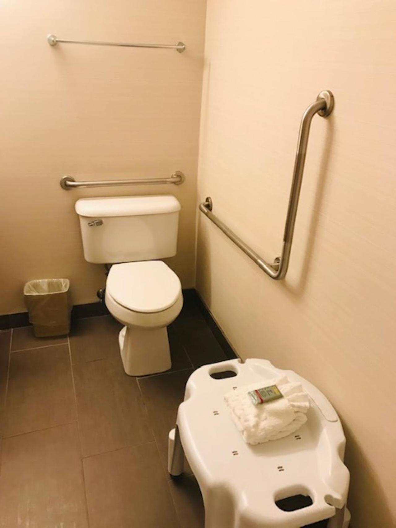 Queen Suite with Kitchenette - No Pets Allowed/Non-Smoking