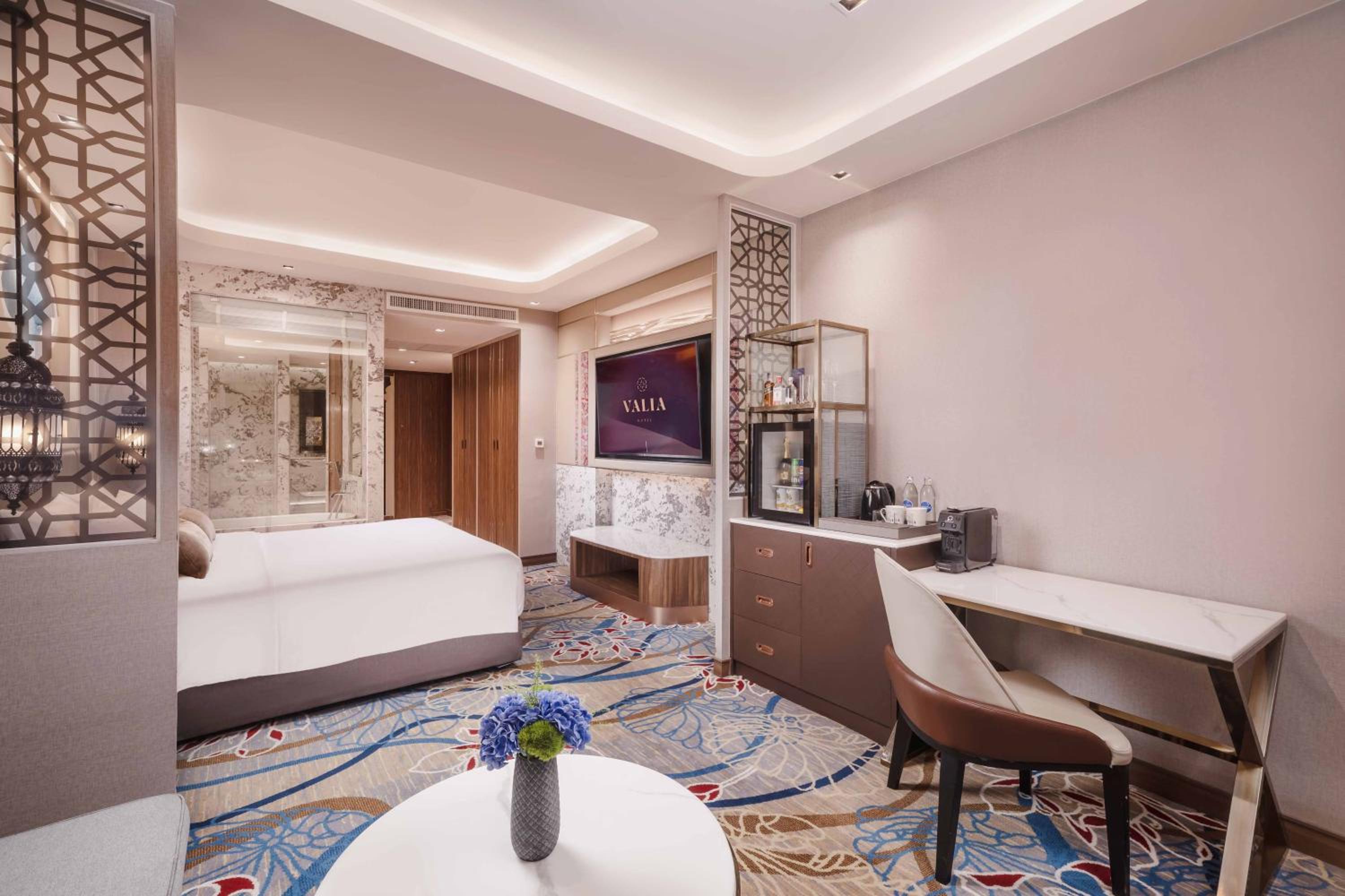 Deluxe Suite King Club Lounge Access